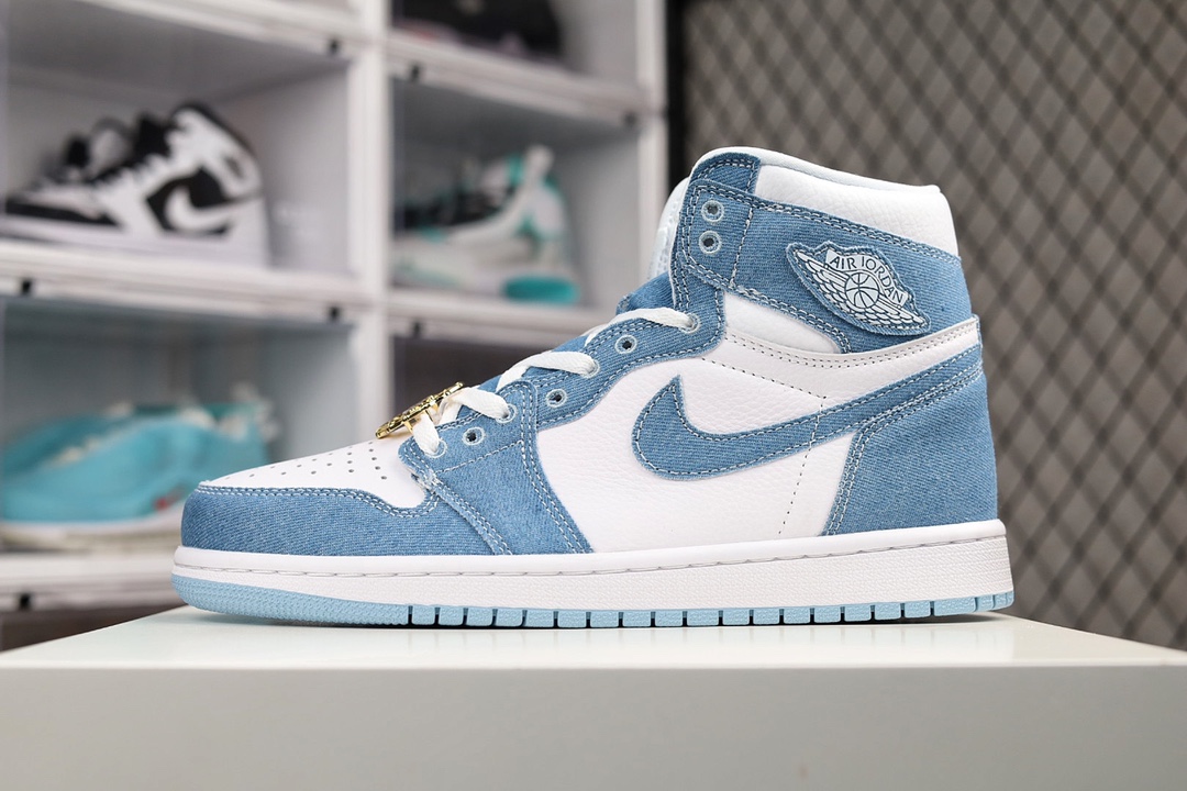 H5 乔1 牛仔布 水洗丹宁 Air Jordan 1 High OG WMNS “Denim”整双鞋在 Air Jordan 1 鞋身的基础上，采用了粗斜纹棉布材质打造鞋身骨架。鞋面、侧身和鞋面均采用白色皮革填充×553BF