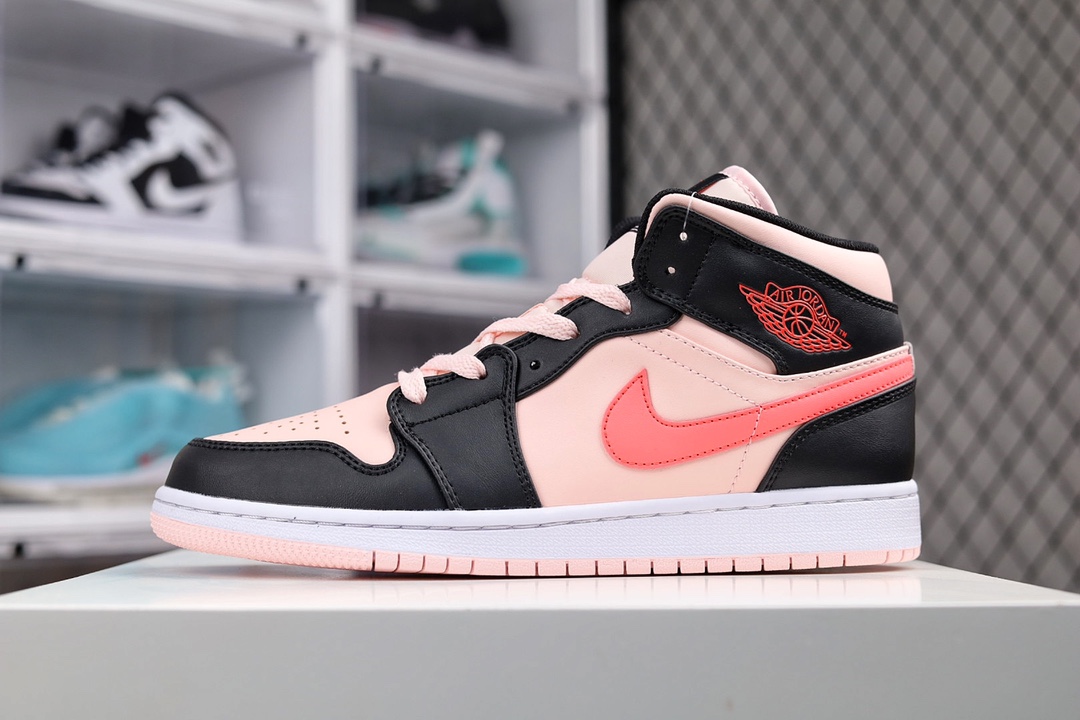 H0 Air Jordan 1 Mid (GS) 中帮 黑粉色 AJ1 乔丹1代 aj1 乔1 中邦 黑玫粉 乔丹篮球鞋系列 为了保持其最近对柔和色相的关注，这双鞋推出了柔和的粉色，称之为大气皮革鞋面、尼龙鞋舌和鞋带。然后，它被乌黑的皮革覆盖物震撼，形成强烈的对比，并在衣领、鞋舌和Swoosh套装上被亮红色的品牌流行所加热。鞋垫完全浸入浓郁的红色的色调，而它的外部，外底被染成粉色，以完成设计