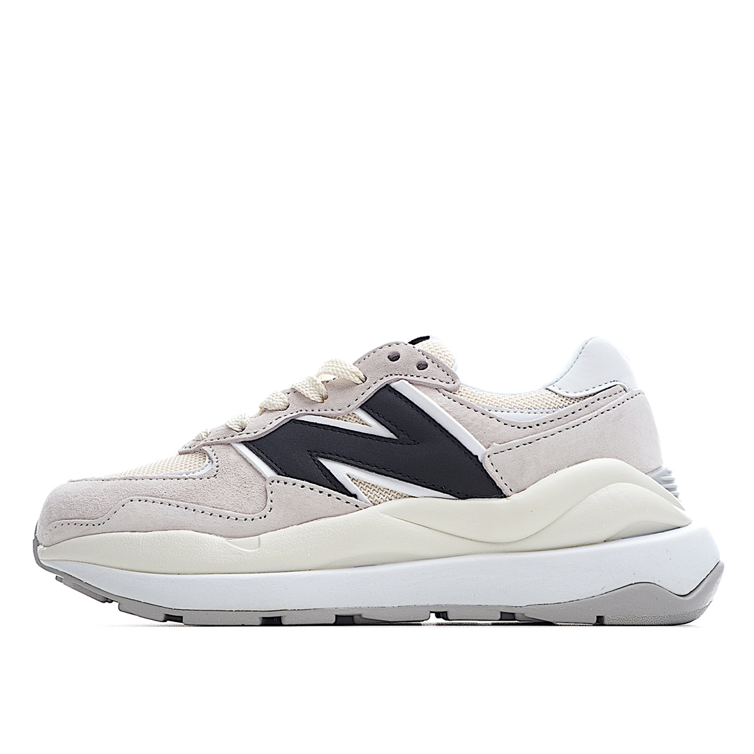 G5 New Balance NB5740系列反光复古休闲慢跑鞋 以1988年首度面世的经典574作为设计蓝本，保留574简约易衬的 G5 s鞋型轮廓，同时再加以向90年代特立独行的抢眼美学致敬。凭借多种严选的优质素材重塑出让人耳目一新又充满层次感的革新中低结构。另一方面，为呼应90年代的巨大化潮流，鞋侧也点题采用了相应的巨大化N字Logo，并且加上反光细节点缀，再结合同样启发自574并经过改良的抓地鞋底，可谓集结两大年代的注目设计元素。