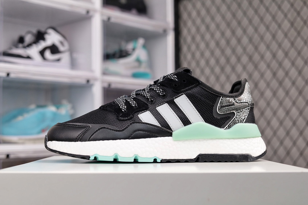 G0 公司级 阿迪达斯/Nite Jogger 2022 Boost三叶草 联名夜行者 复古跑鞋。原厂材料 原厂大底 家独模 网布搭配麂皮拼接打造鞋面 极具复古风格鞋头及鞋跟点缀3M反光设计极为亮眼中底采用全掌 Boost 科技，厚度相当可观，脚感极佳×225BL