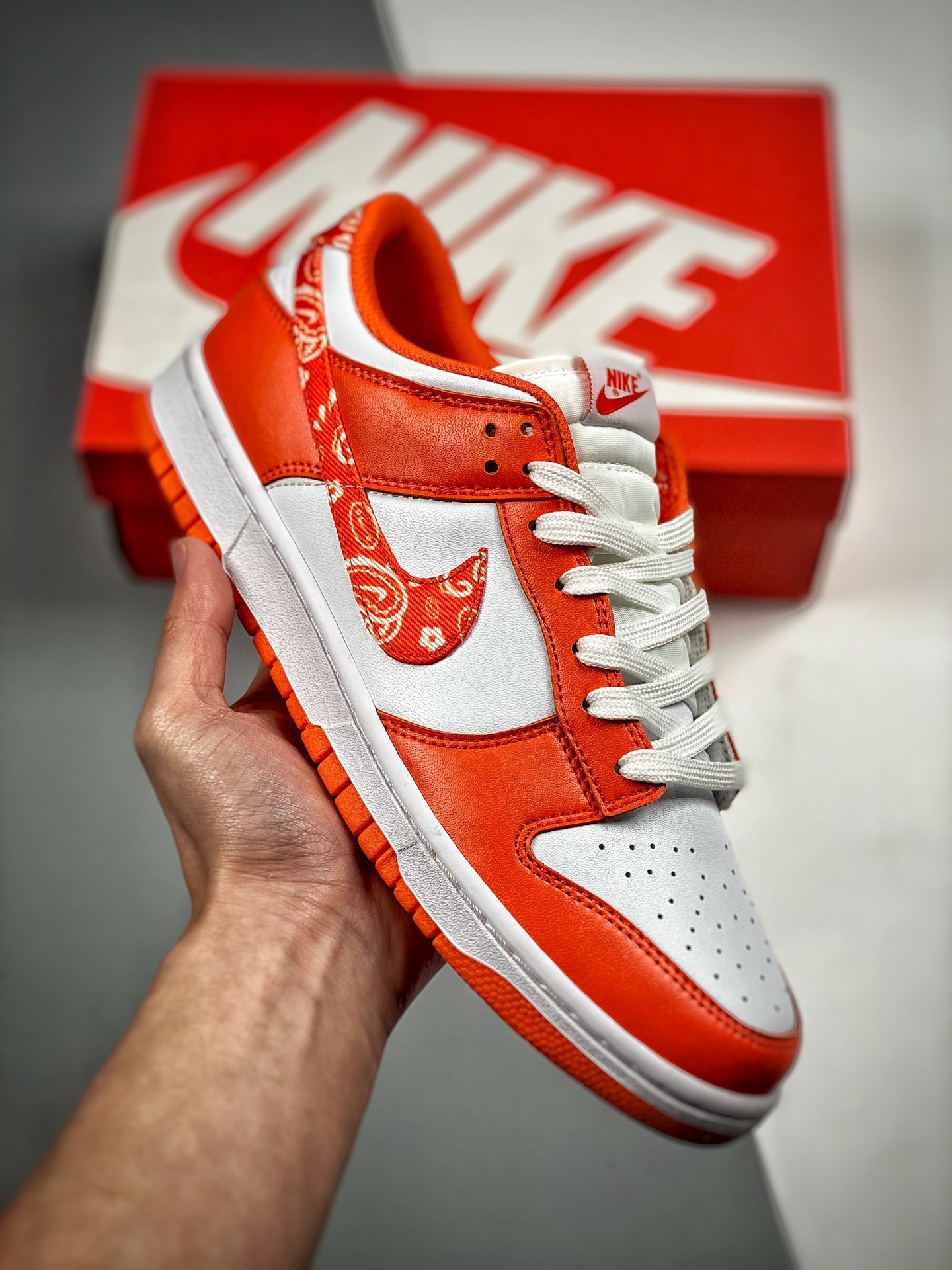 Nike Dunk Low "Orange Paisley" El Swoosh en el lateral del zapato está hecho con elementos de cachemir naranja y blanco…