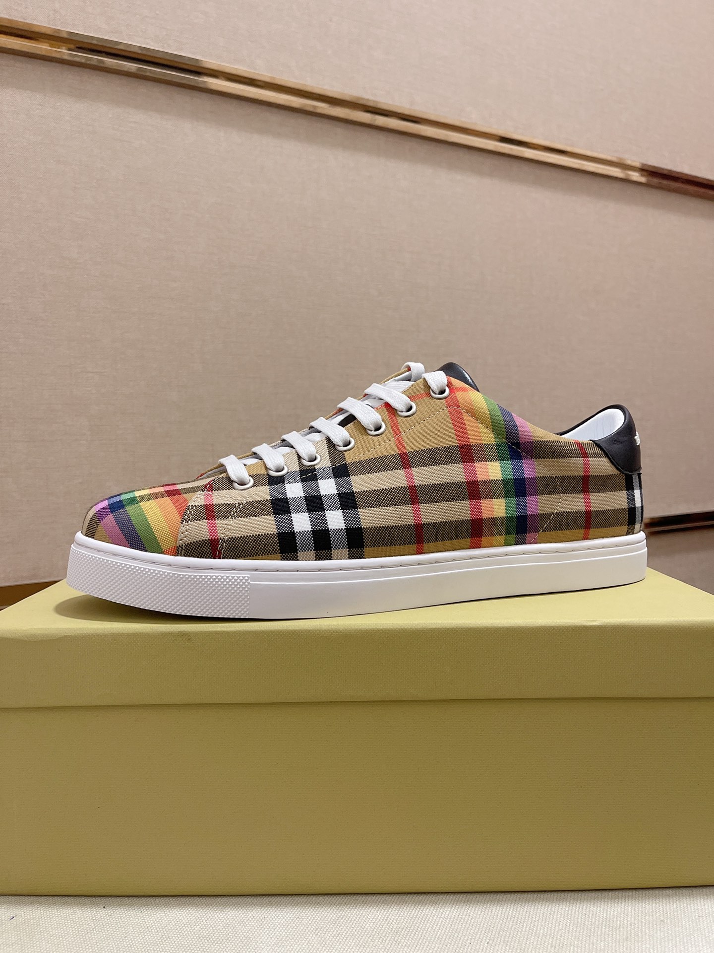 Precio de fábrica:Sincronización de contadorBURBERRY Burberry generación superior sincrónica a la ve