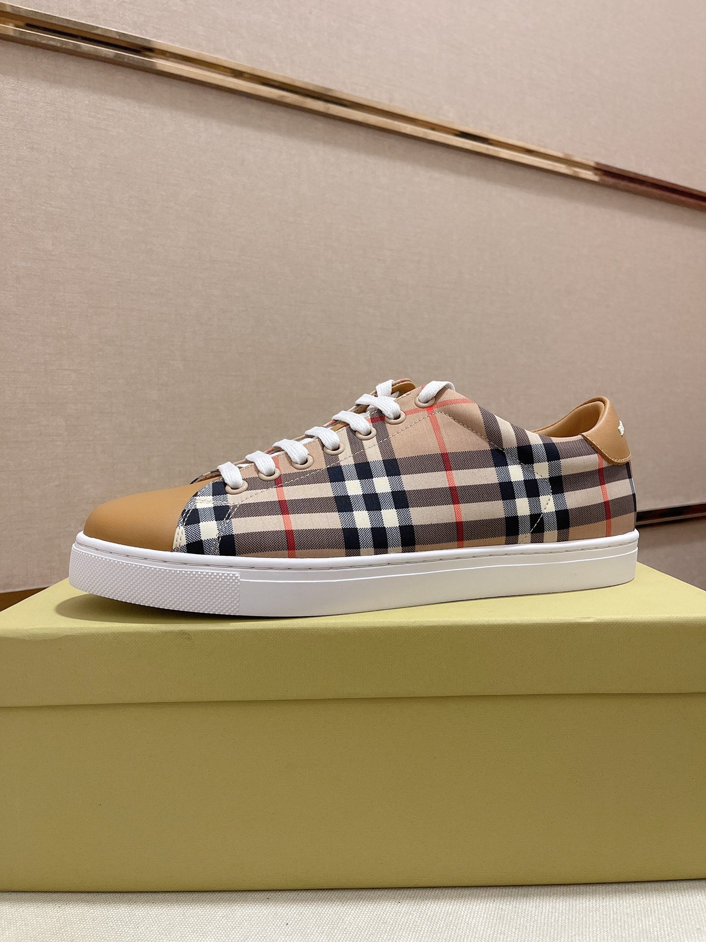 Precio de fábrica:Sincronización de contadorBURBERRY Burberry generación superior sincrónica a la ve