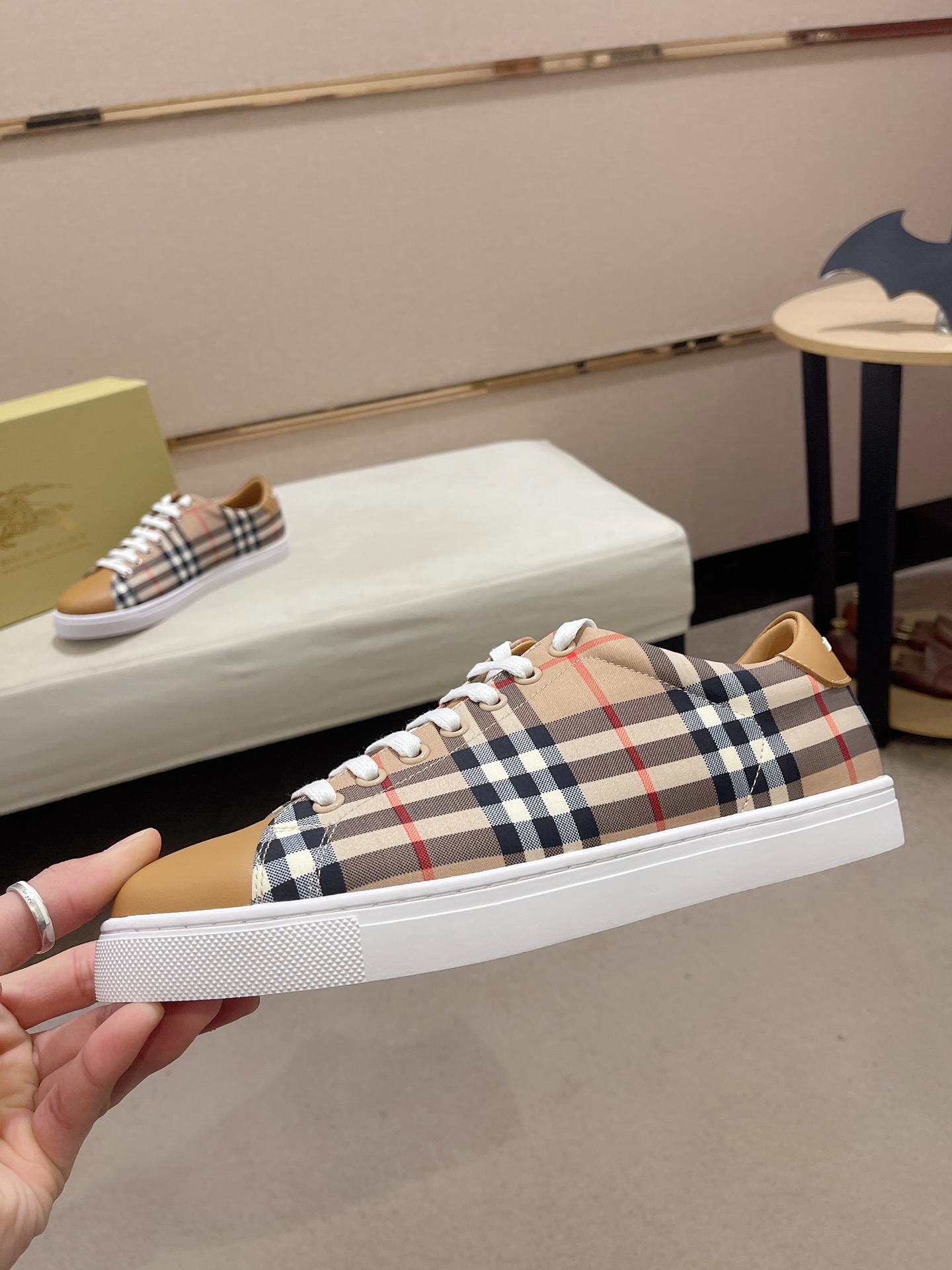 Precio de fábrica:Sincronización de contadorBURBERRY Burberry generación superior sincrónica a la ve