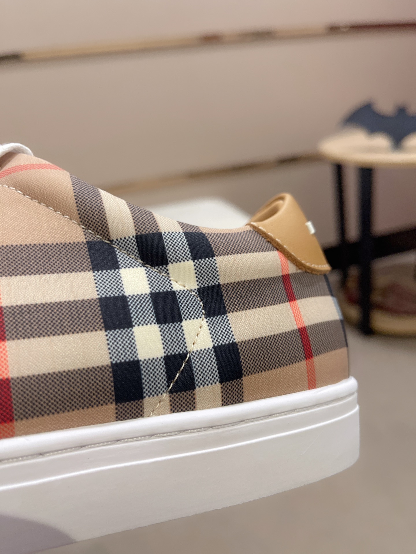 Precio de fábrica:Sincronización de contadorBURBERRY Burberry generación superior sincrónica a la ve