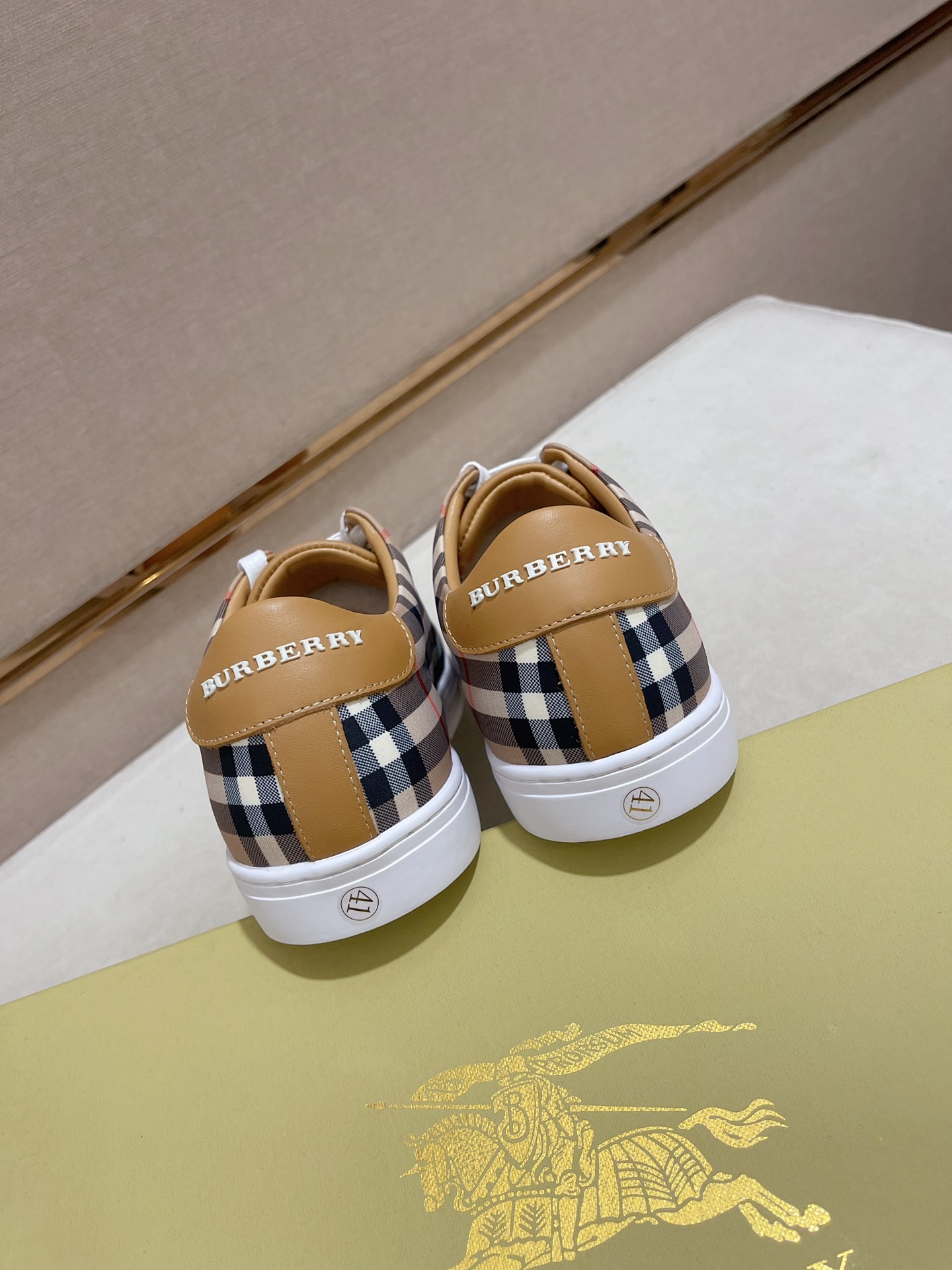 Precio de fábrica:Sincronización de contadorBURBERRY Burberry generación superior sincrónica a la ve