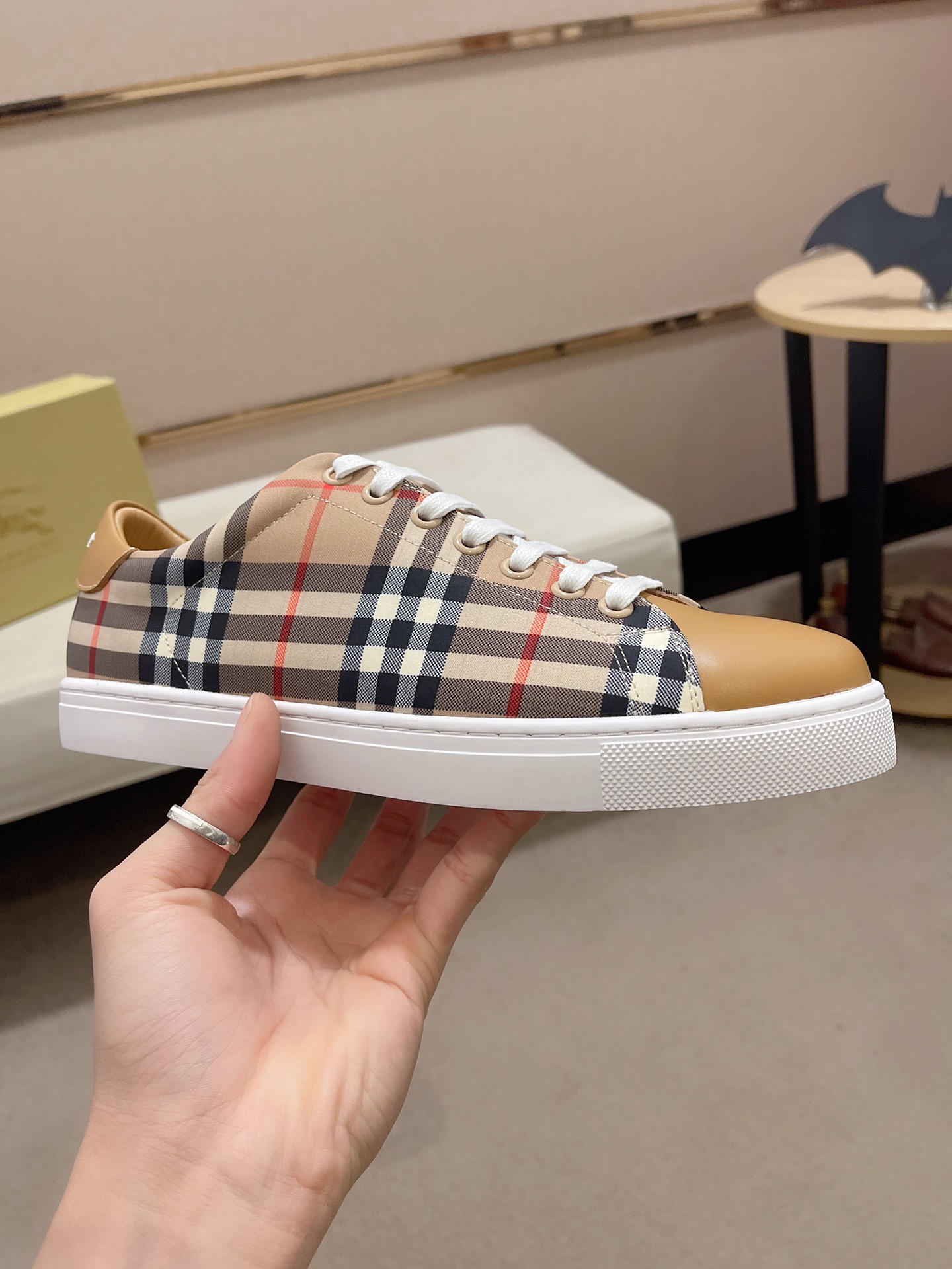 Precio de fábrica:Sincronización de contadorBURBERRY Burberry generación superior sincrónica a la ve