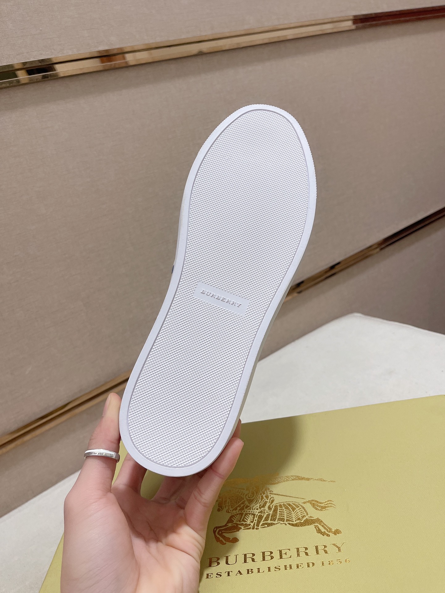 Precio de fábrica:Sincronización de contadorBURBERRY Burberry generación superior sincrónica a la ve