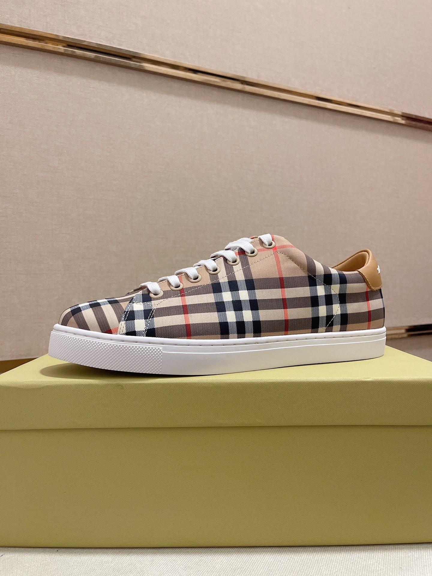 Precio de fábrica:Sincronización de contadorBURBERRY Burberry generación superior sincrónica a la ve