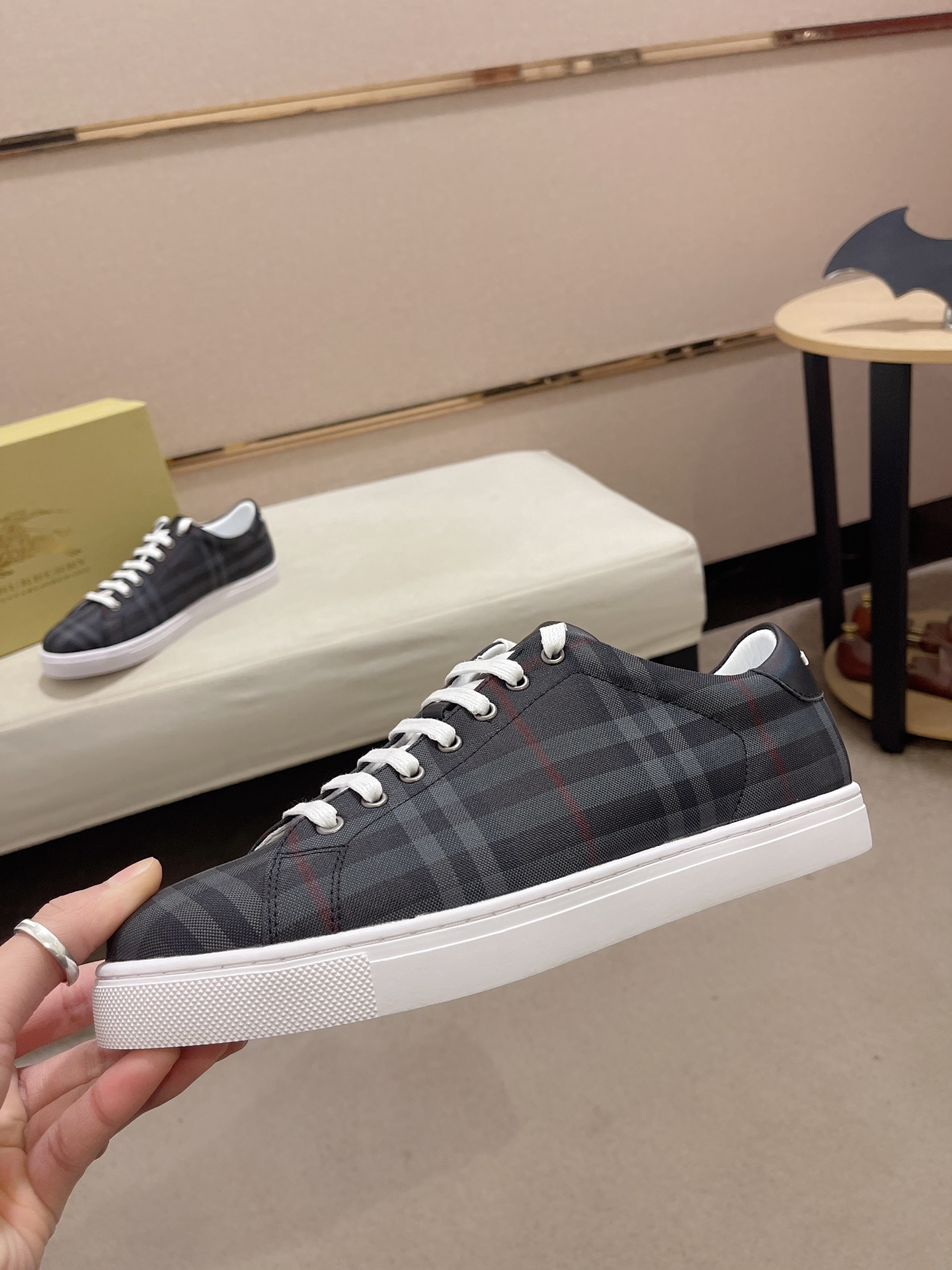 Precio de fábrica:Sincronización de contadorBURBERRY Burberry generación superior sincrónica a la ve