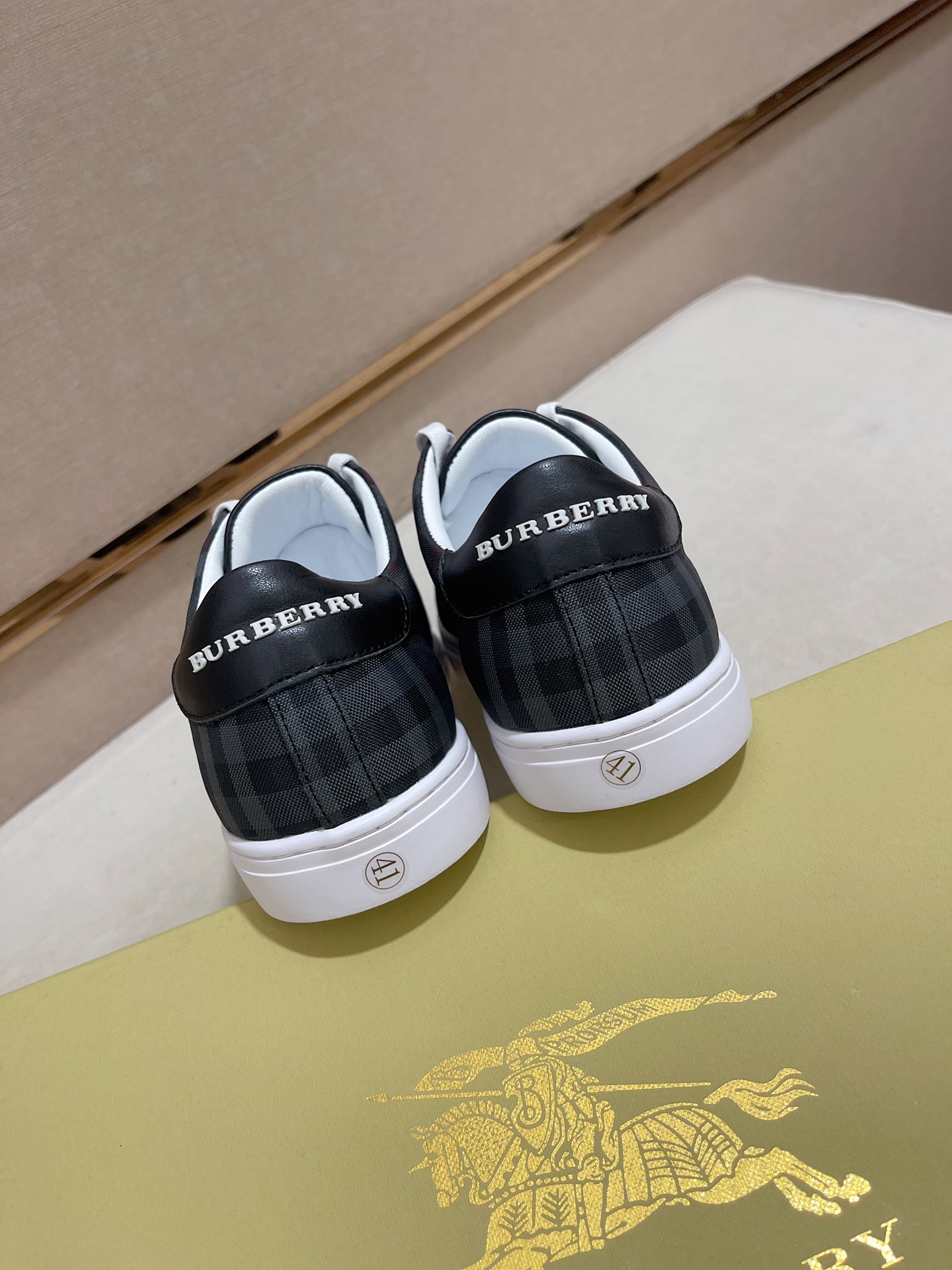 Precio de fábrica:Sincronización de contadorBURBERRY Burberry generación superior sincrónica a la ve