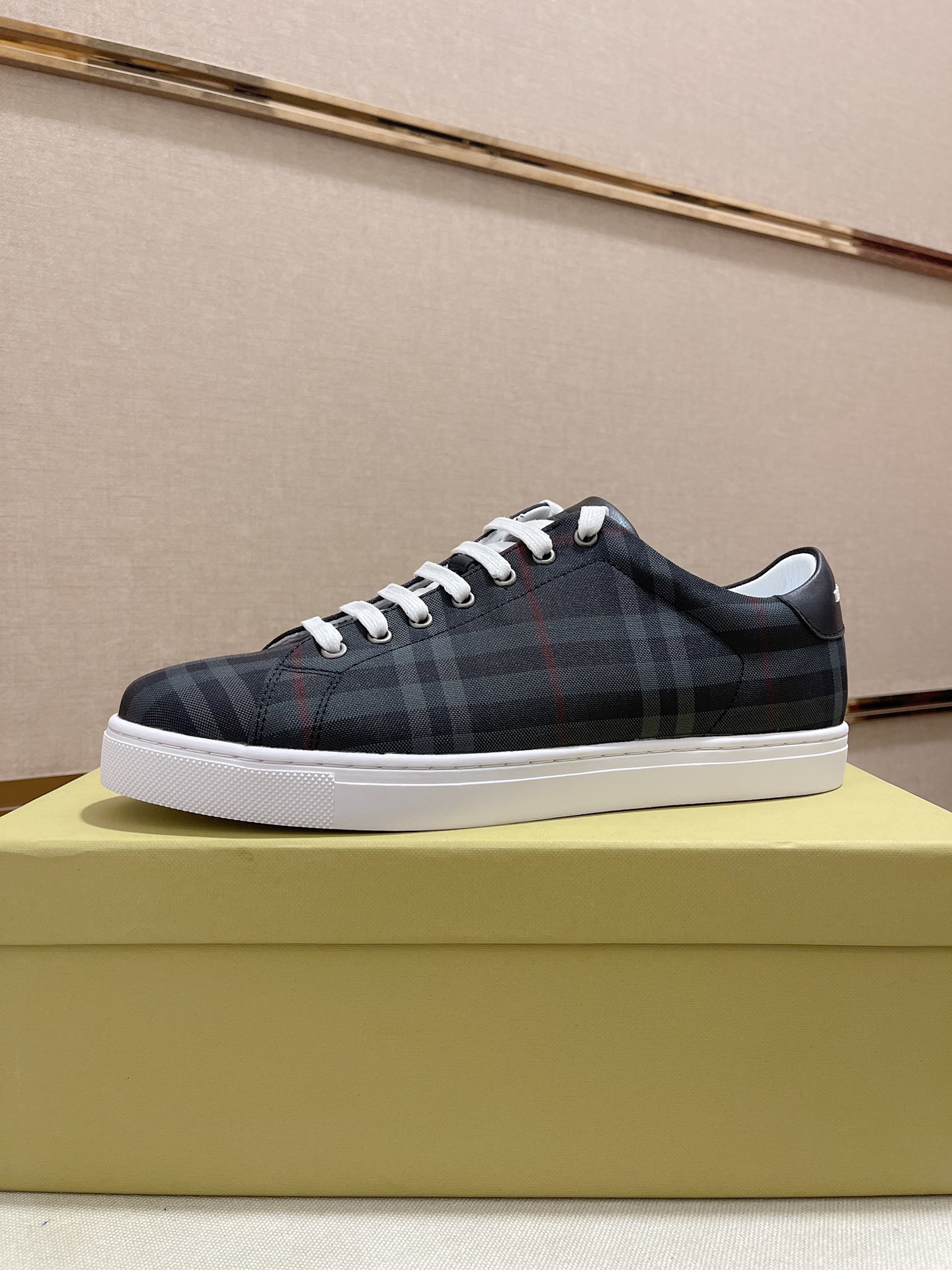 Precio de fábrica:Sincronización de contadorBURBERRY Burberry generación superior sincrónica a la ve