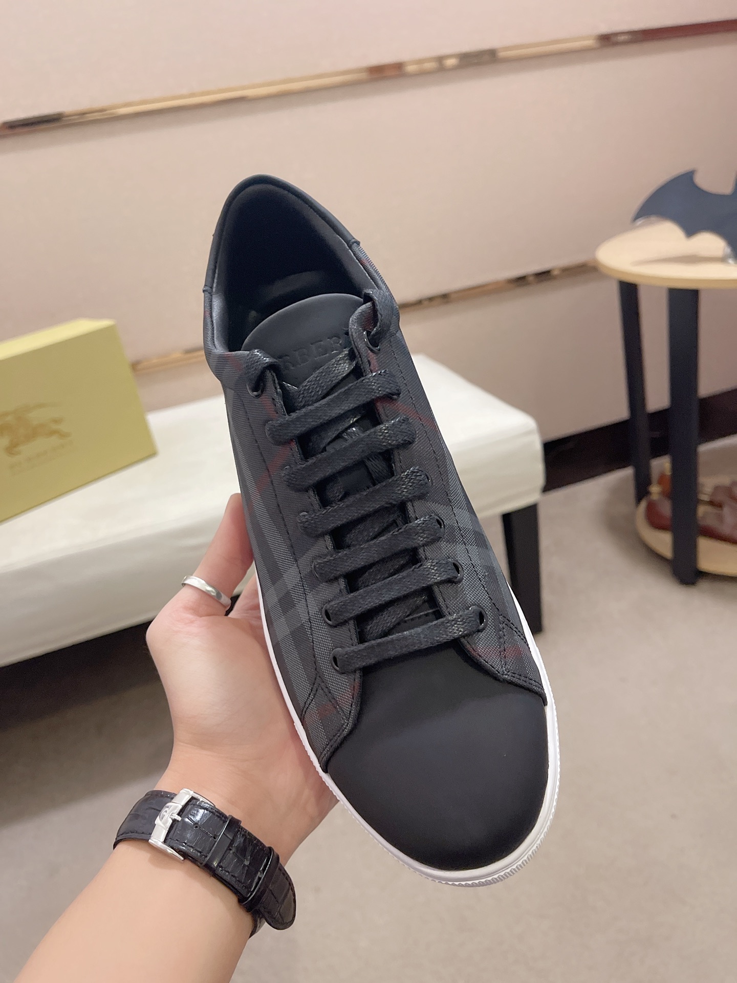 Precio de fábrica:Sincronización de contadorBURBERRY Burberry generación superior sincrónica a la ve