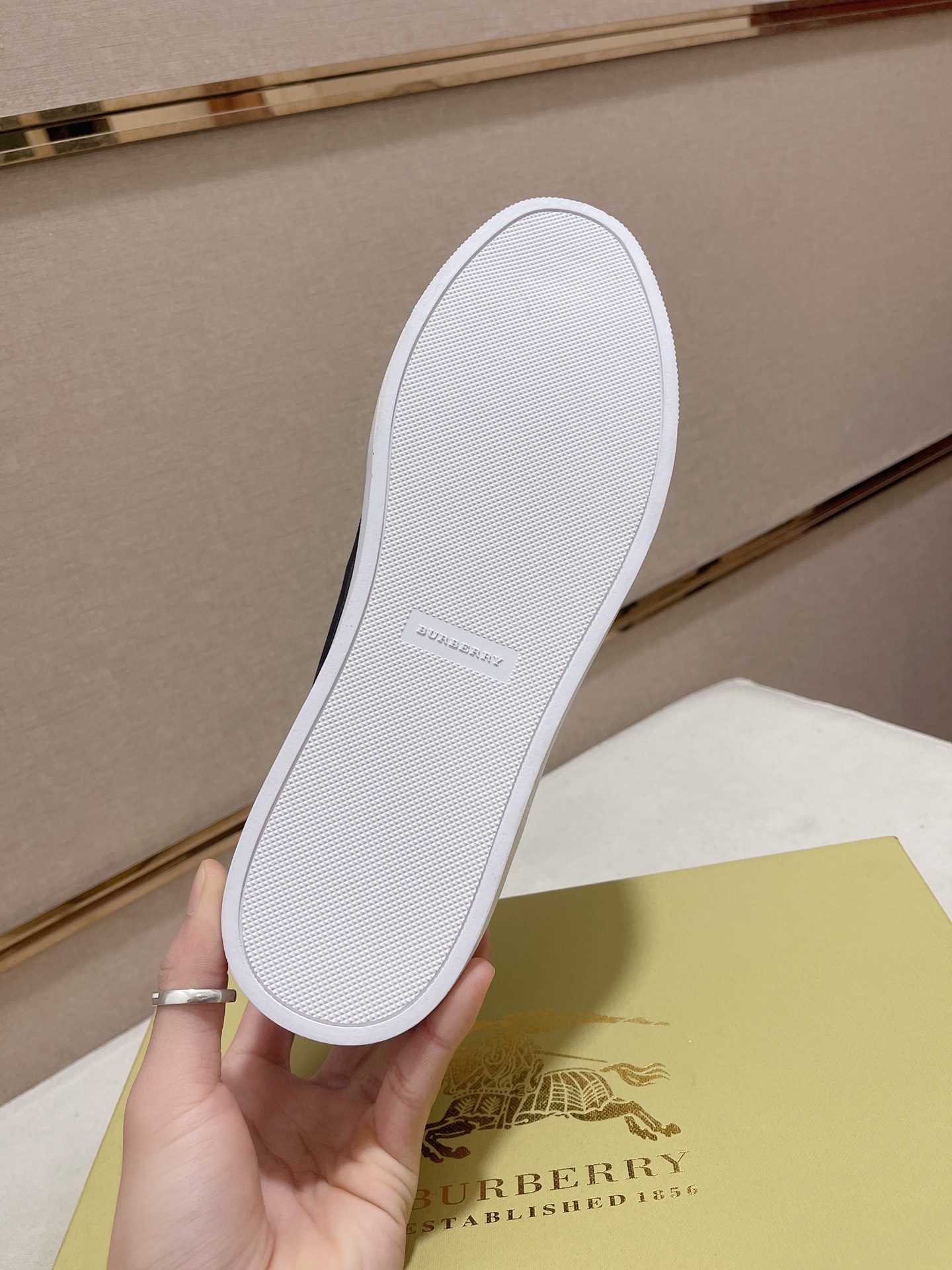 Precio de fábrica:Sincronización de contadorBURBERRY Burberry generación superior sincrónica a la ve