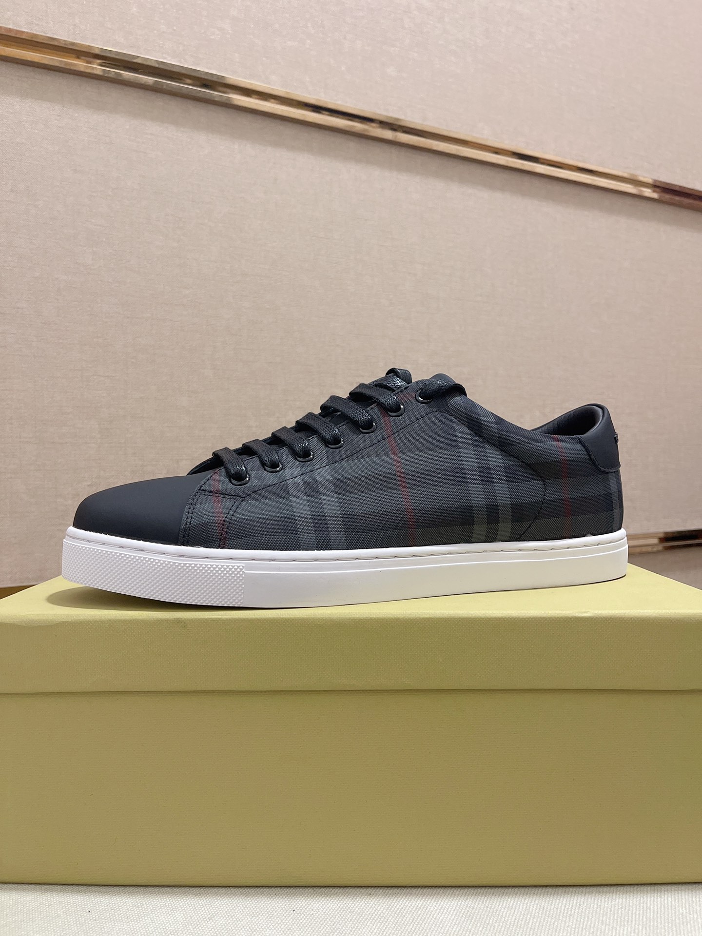 Precio de fábrica:Sincronización de contadorBURBERRY Burberry generación superior sincrónica a la ve