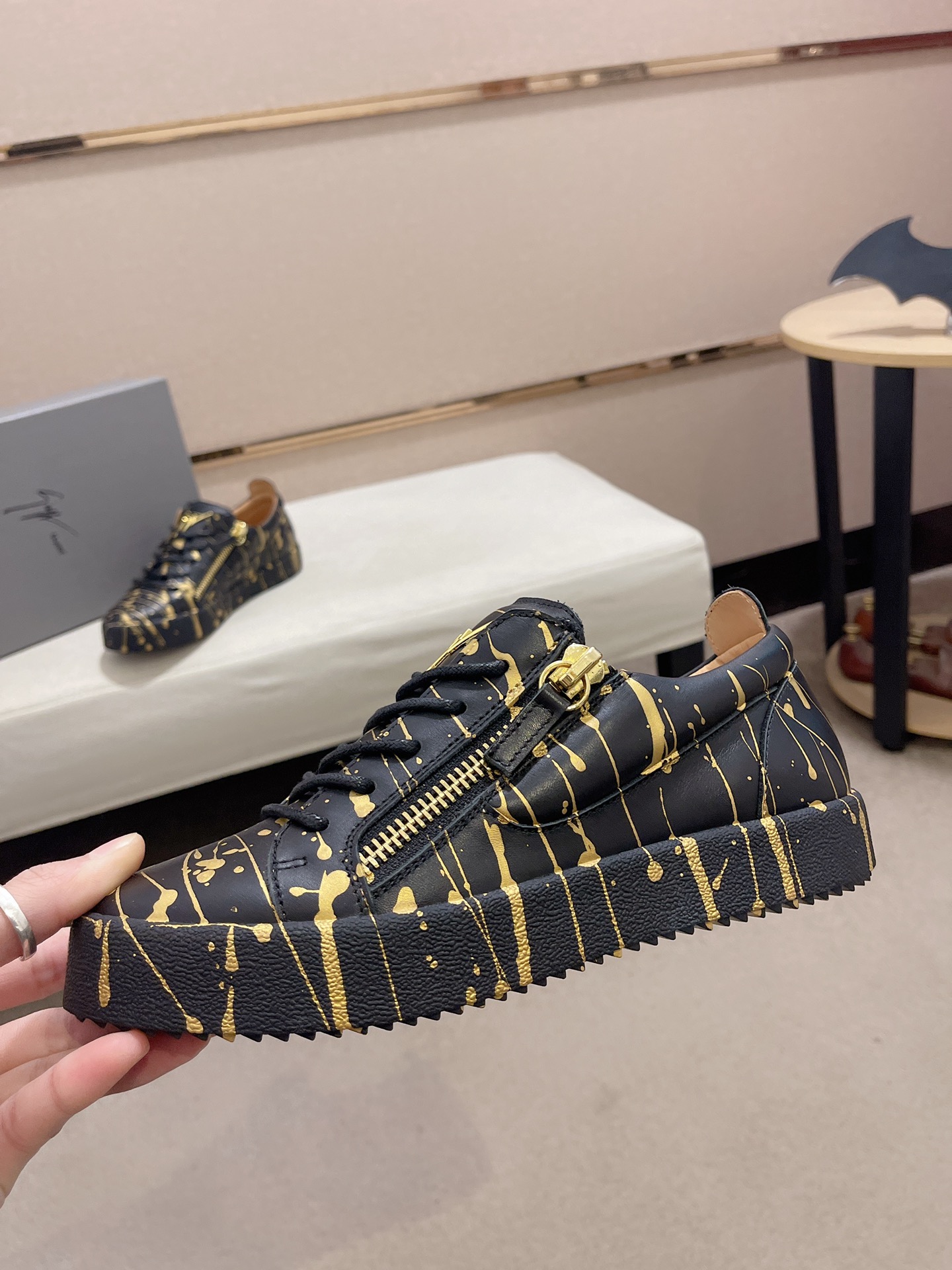 Precio de fábrica 360GIUSEPPE ZANOTTI / Giuseppe Zanotti, nacido en el famoso reino de lujo de Itali
