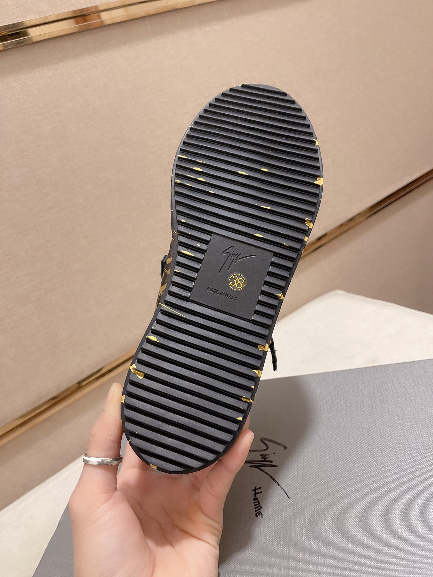 Precio de fábrica 360GIUSEPPE ZANOTTI / Giuseppe Zanotti, nacido en el famoso reino de lujo de Itali