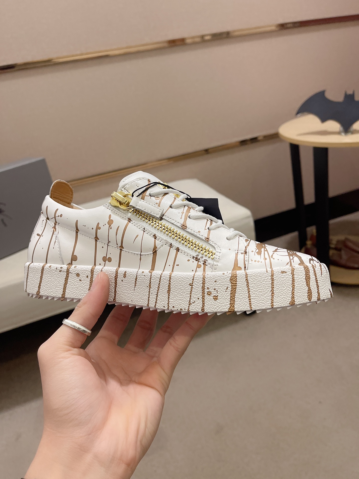 Precio de fábrica 360GIUSEPPE ZANOTTI / Giuseppe Zanotti, nacido en el famoso reino de lujo de Itali