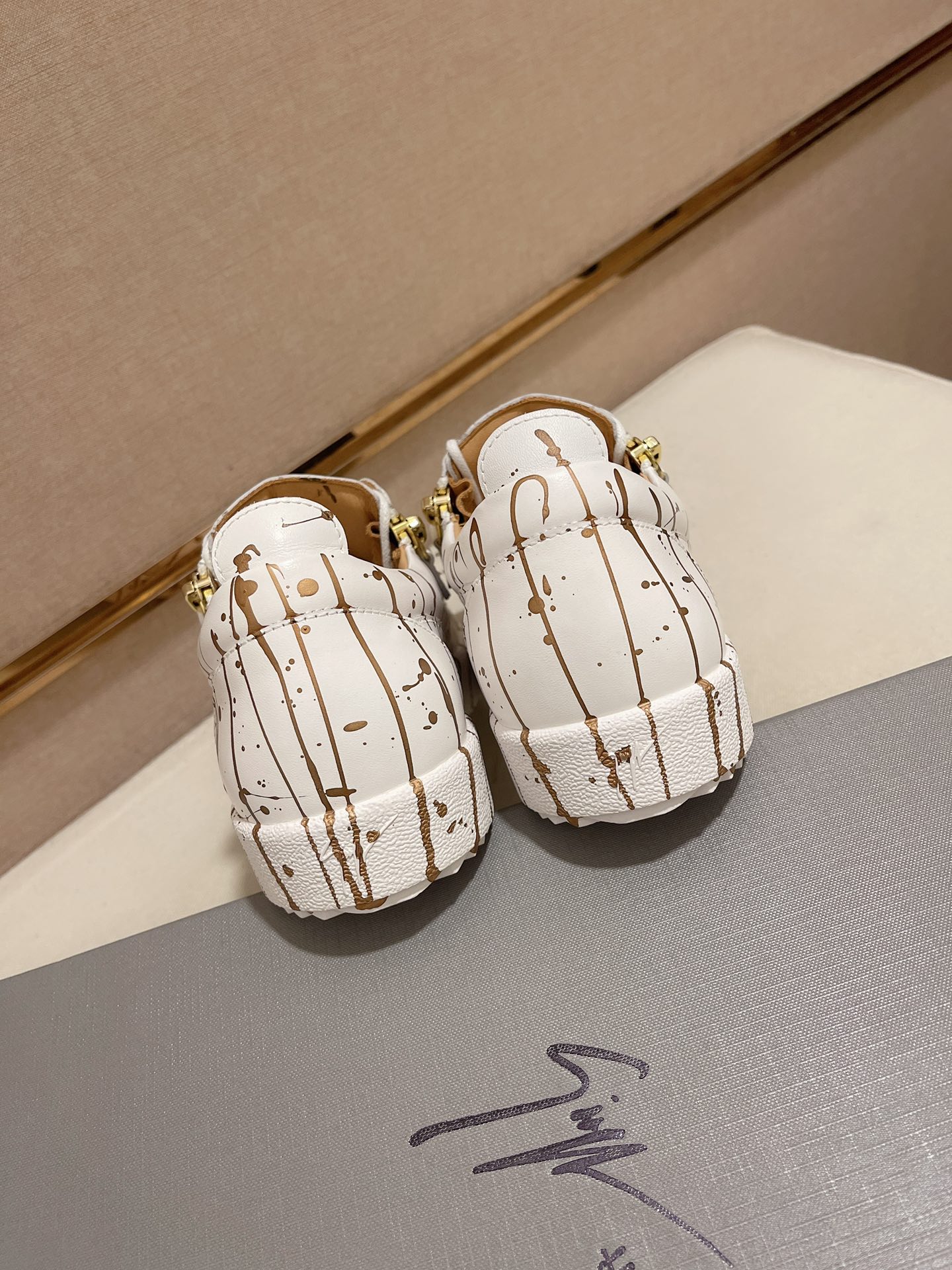 Precio de fábrica 360GIUSEPPE ZANOTTI / Giuseppe Zanotti, nacido en el famoso reino de lujo de Itali