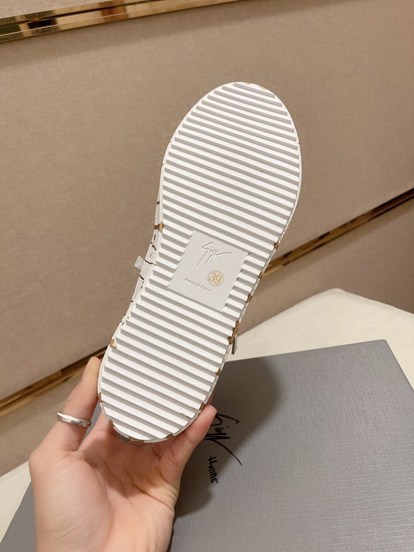 Precio de fábrica 360GIUSEPPE ZANOTTI / Giuseppe Zanotti, nacido en el famoso reino de lujo de Itali