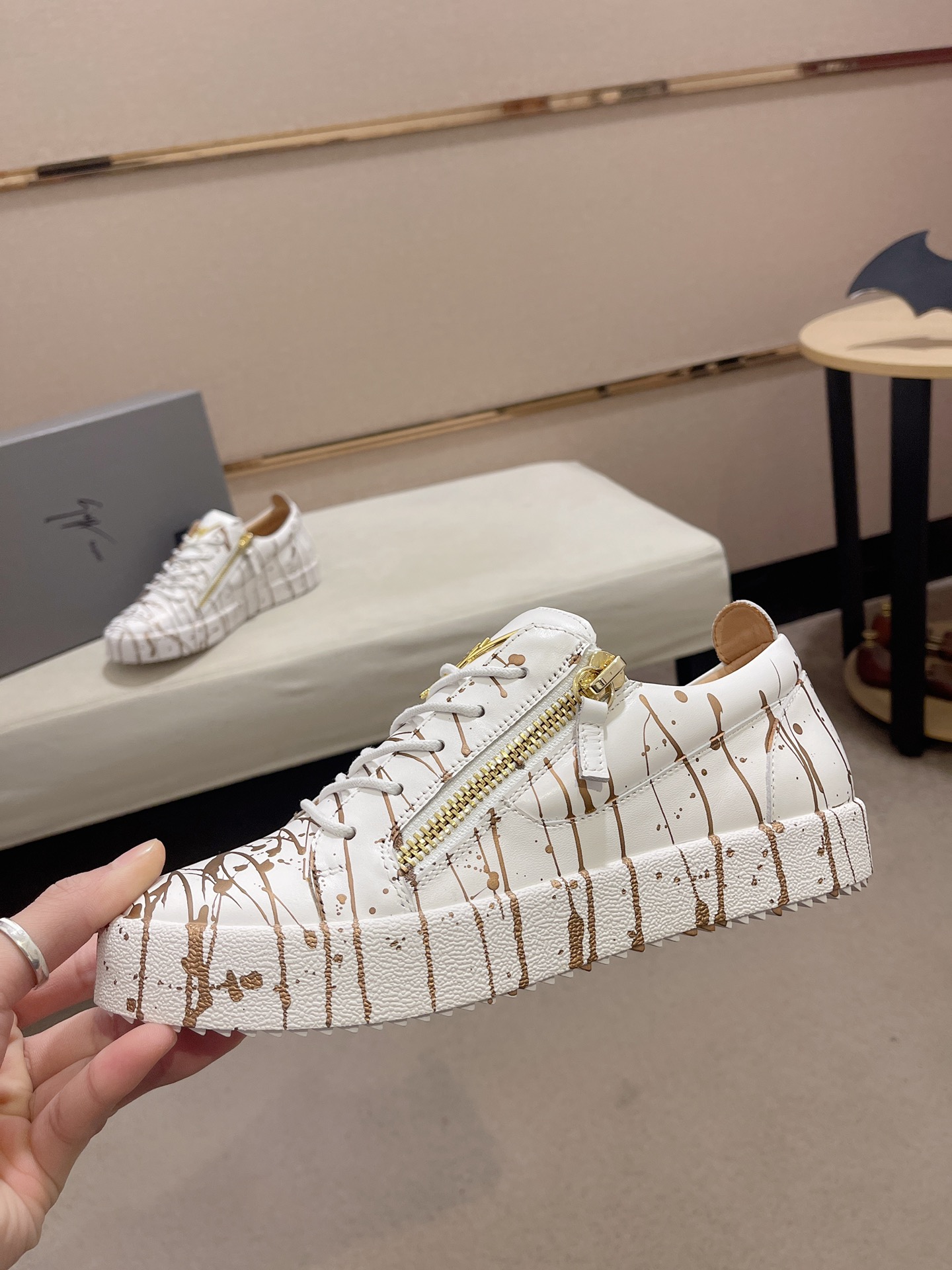 Precio de fábrica 360GIUSEPPE ZANOTTI / Giuseppe Zanotti, nacido en el famoso reino de lujo de Itali