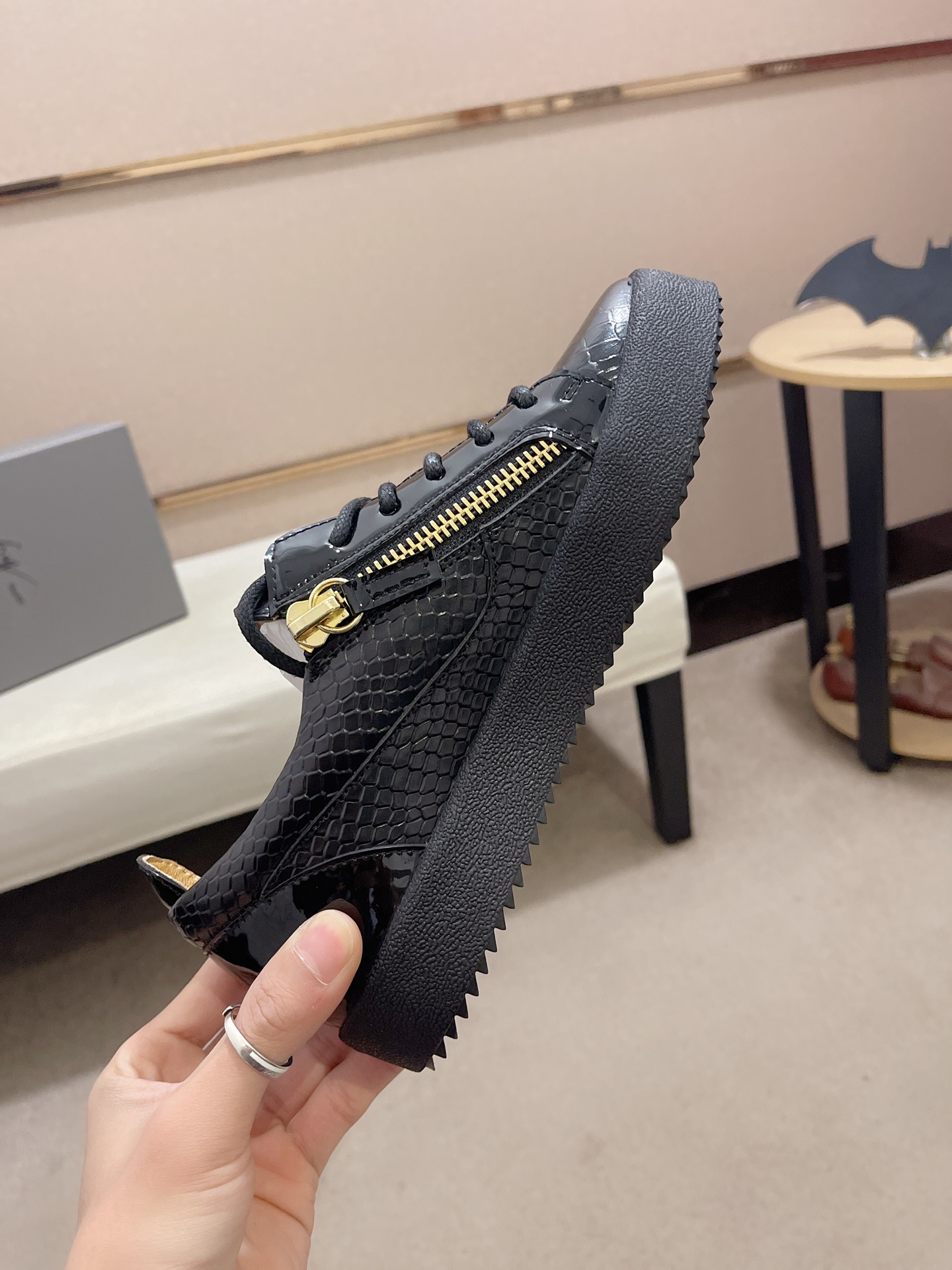 Precio de fábrica 300GIUSEPPE ZANOTTI / Giuseppe Zanotti, nacido en el famoso reino de lujo de Itali