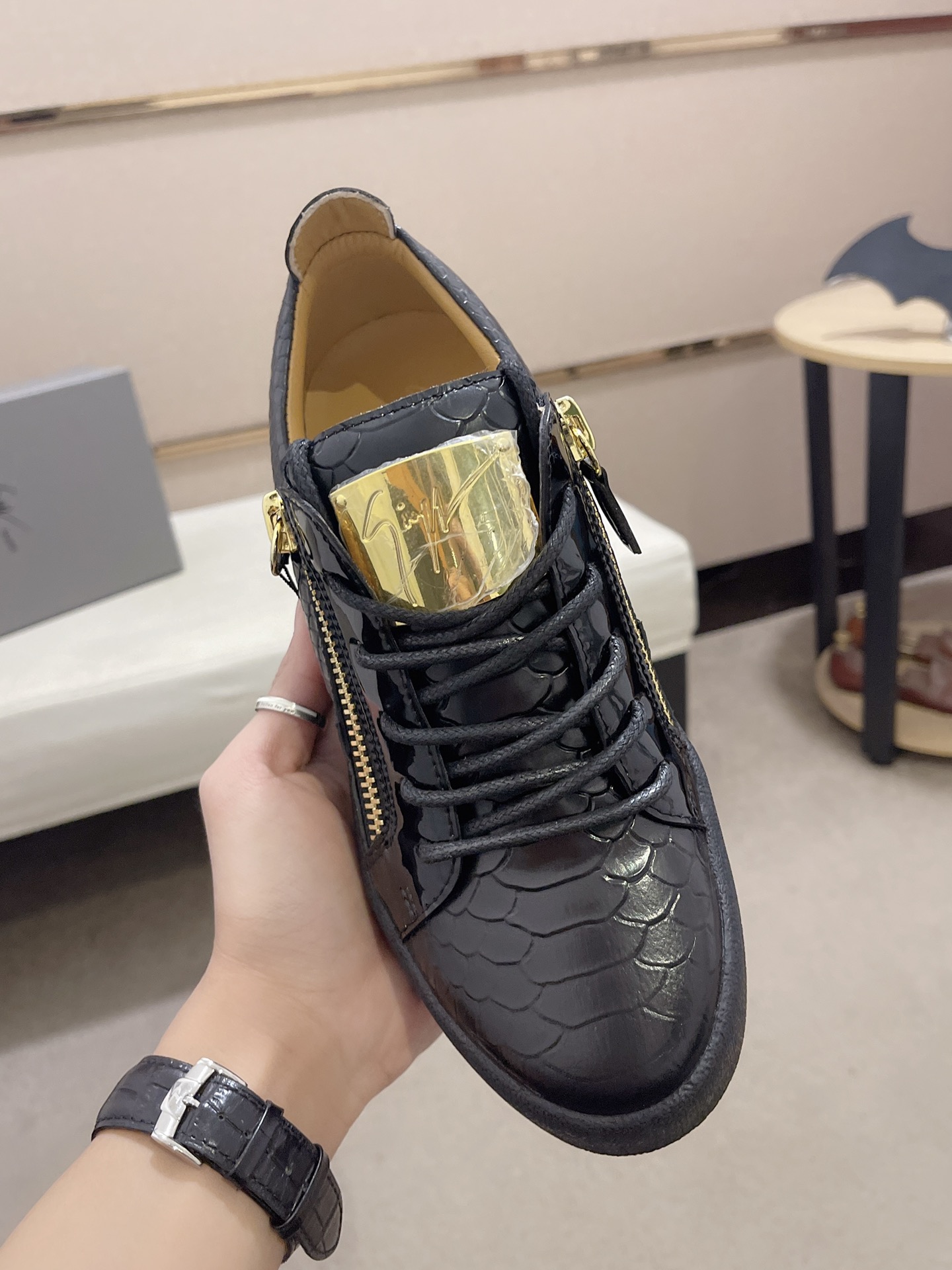 Precio de fábrica 300GIUSEPPE ZANOTTI / Giuseppe Zanotti, nacido en el famoso reino de lujo de Itali