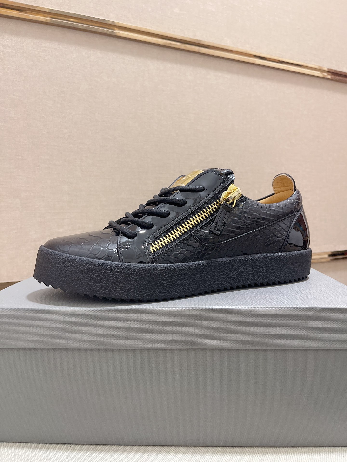 Precio de fábrica 300GIUSEPPE ZANOTTI / Giuseppe Zanotti, nacido en el famoso reino de lujo de Itali