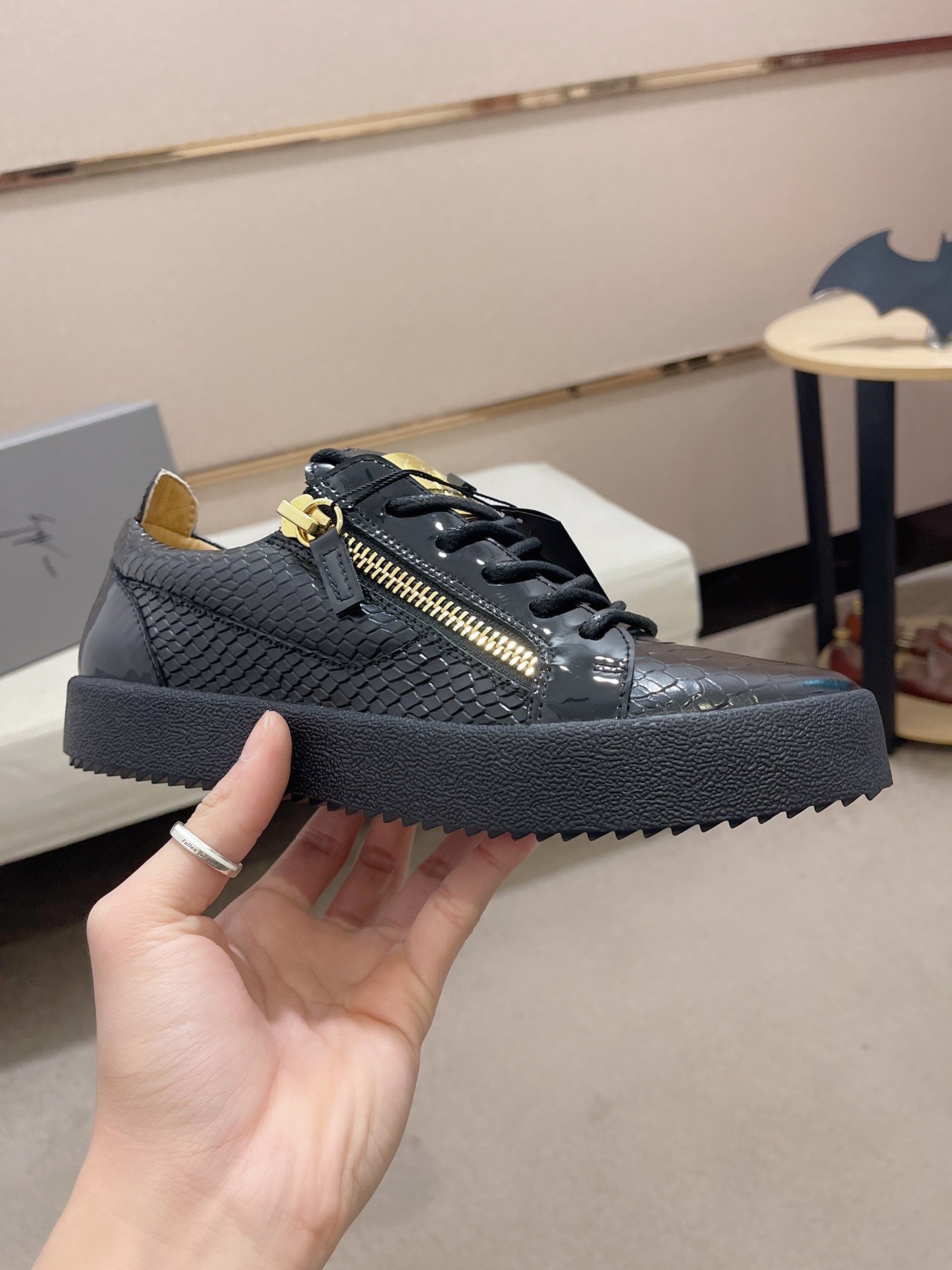 Precio de fábrica 300GIUSEPPE ZANOTTI / Giuseppe Zanotti, nacido en el famoso reino de lujo de Itali