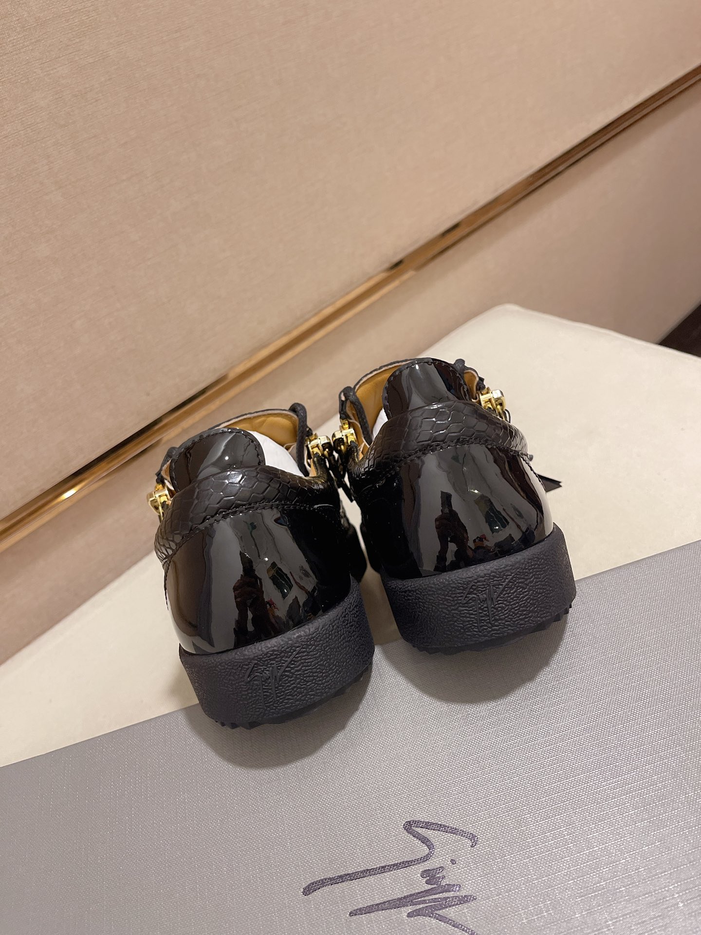 Precio de fábrica 300GIUSEPPE ZANOTTI / Giuseppe Zanotti, nacido en el famoso reino de lujo de Itali