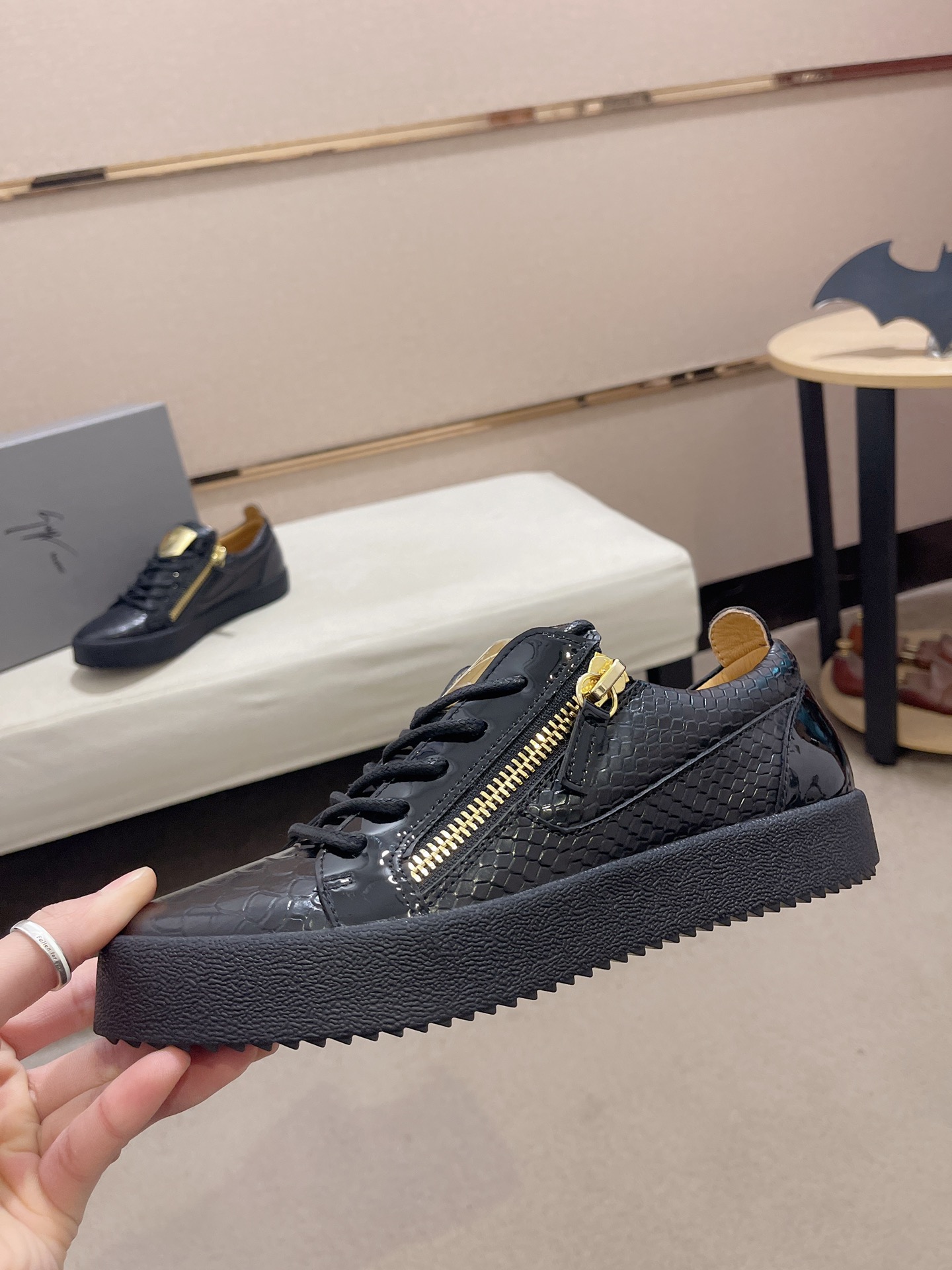 Precio de fábrica 300GIUSEPPE ZANOTTI / Giuseppe Zanotti, nacido en el famoso reino de lujo de Itali