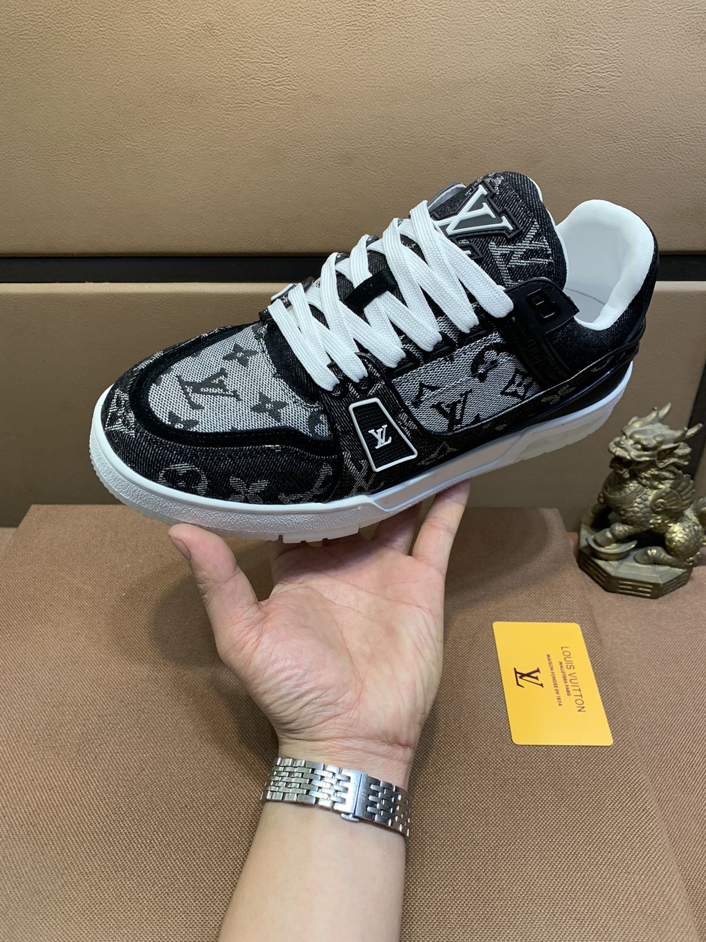 J5 顶级原单品质Lv 路易威登® 2022ss秋冬时尚系列潮牌男鞋巴黎专柜同步,奢华品牌LOGO设计,市场最顶尖单品,鞋面采用意大利进口小牛皮意大利进口原版网布内里,超多明星最捧的品牌 没有过多复杂的工艺 玩的就是设计与材质的融合 简约的欧风 贴身穿着超级舒适 原单代购级专柜尺码: 38-44 多款颜色选