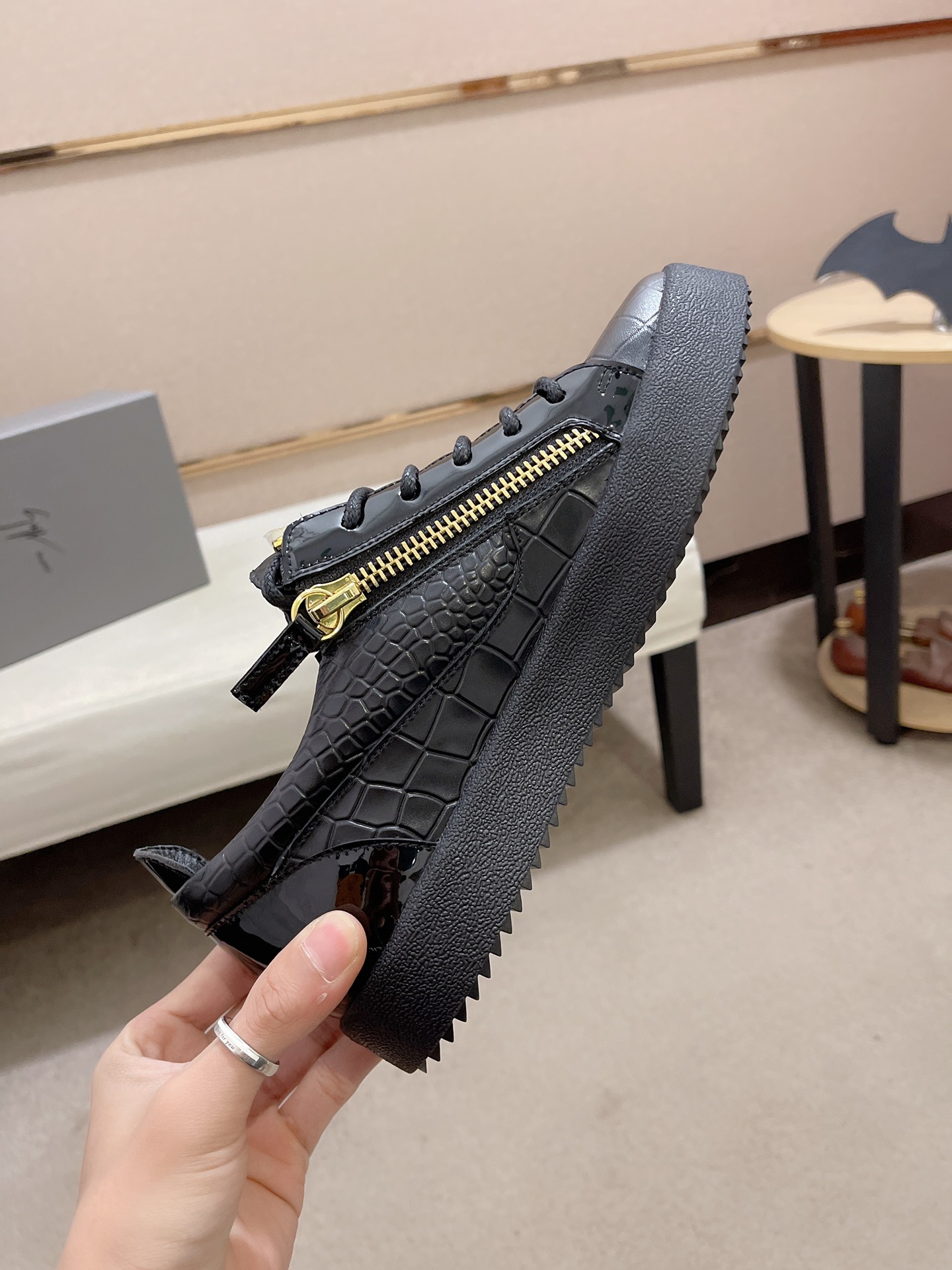 Precio de fábrica 300GIUSEPPE ZANOTTI / Giuseppe Zanotti, nacido en el famoso reino de lujo de Itali