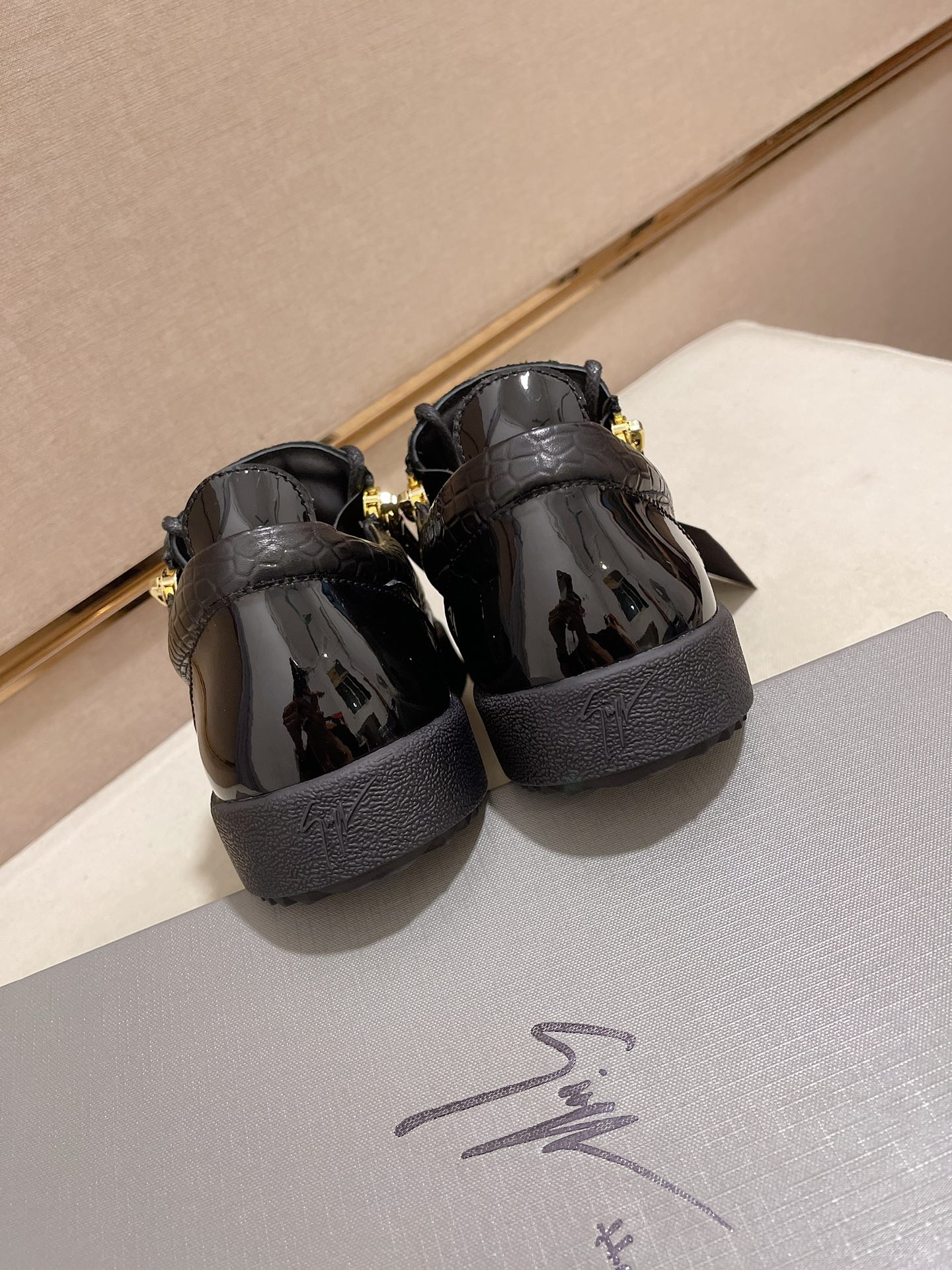 Precio de fábrica 300GIUSEPPE ZANOTTI / Giuseppe Zanotti, nacido en el famoso reino de lujo de Itali