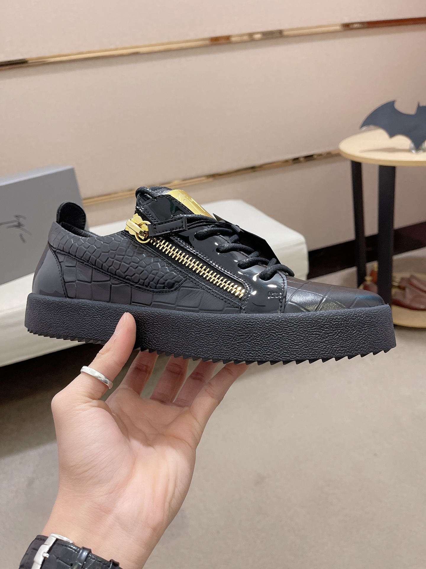 Precio de fábrica 300GIUSEPPE ZANOTTI / Giuseppe Zanotti, nacido en el famoso reino de lujo de Itali