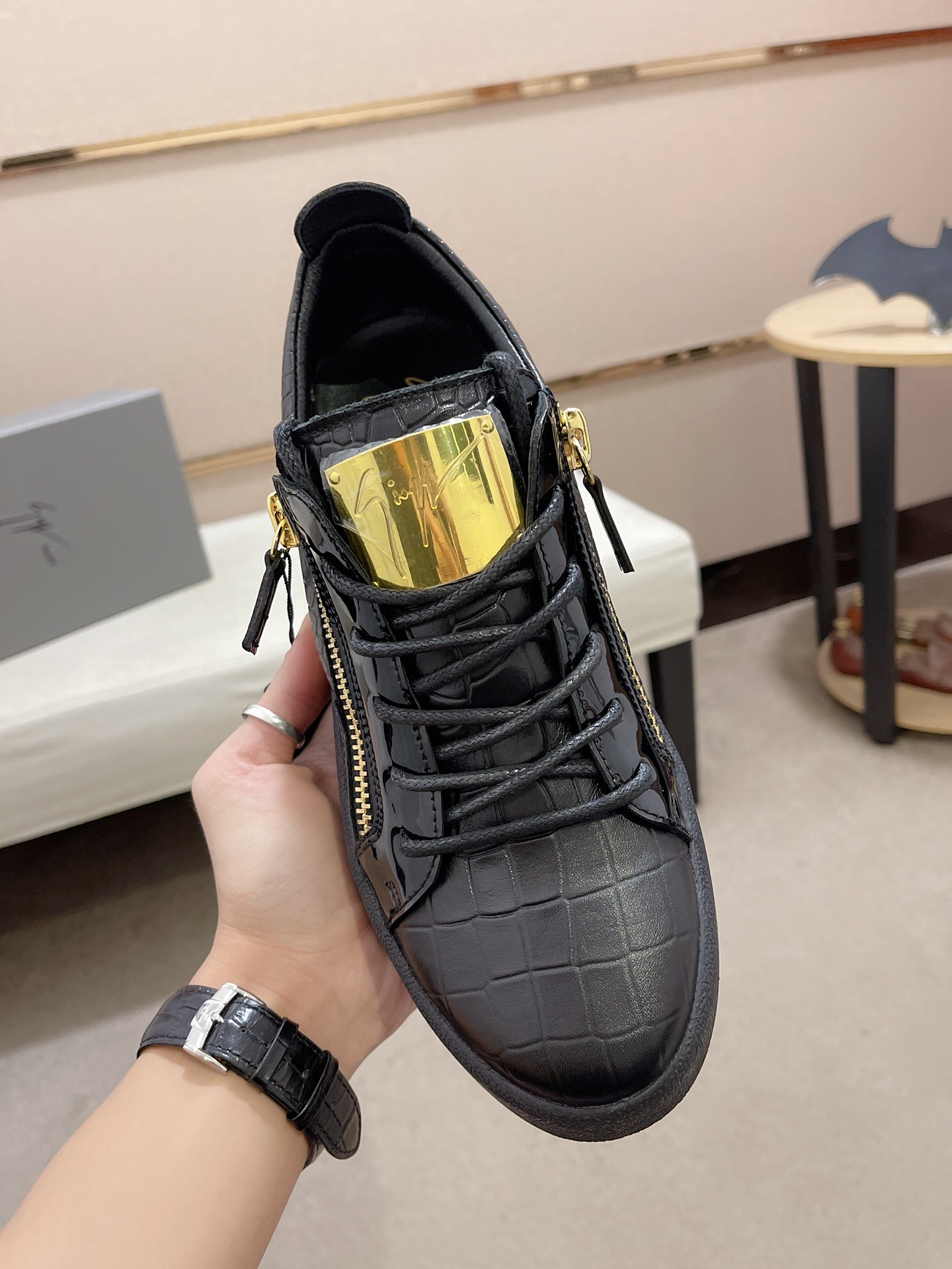 Precio de fábrica 300GIUSEPPE ZANOTTI / Giuseppe Zanotti, nacido en el famoso reino de lujo de Itali