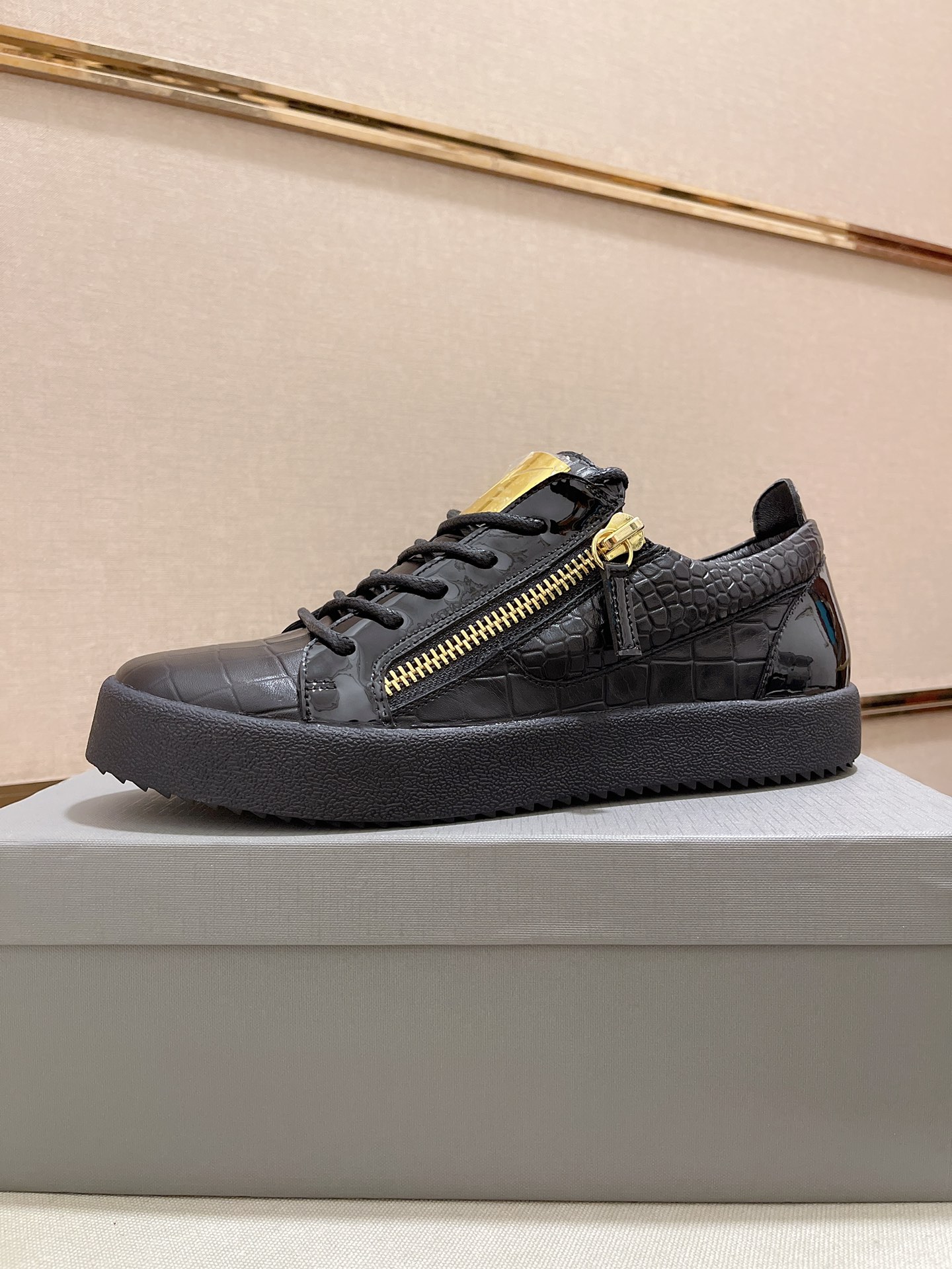 Precio de fábrica 300GIUSEPPE ZANOTTI / Giuseppe Zanotti, nacido en el famoso reino de lujo de Itali