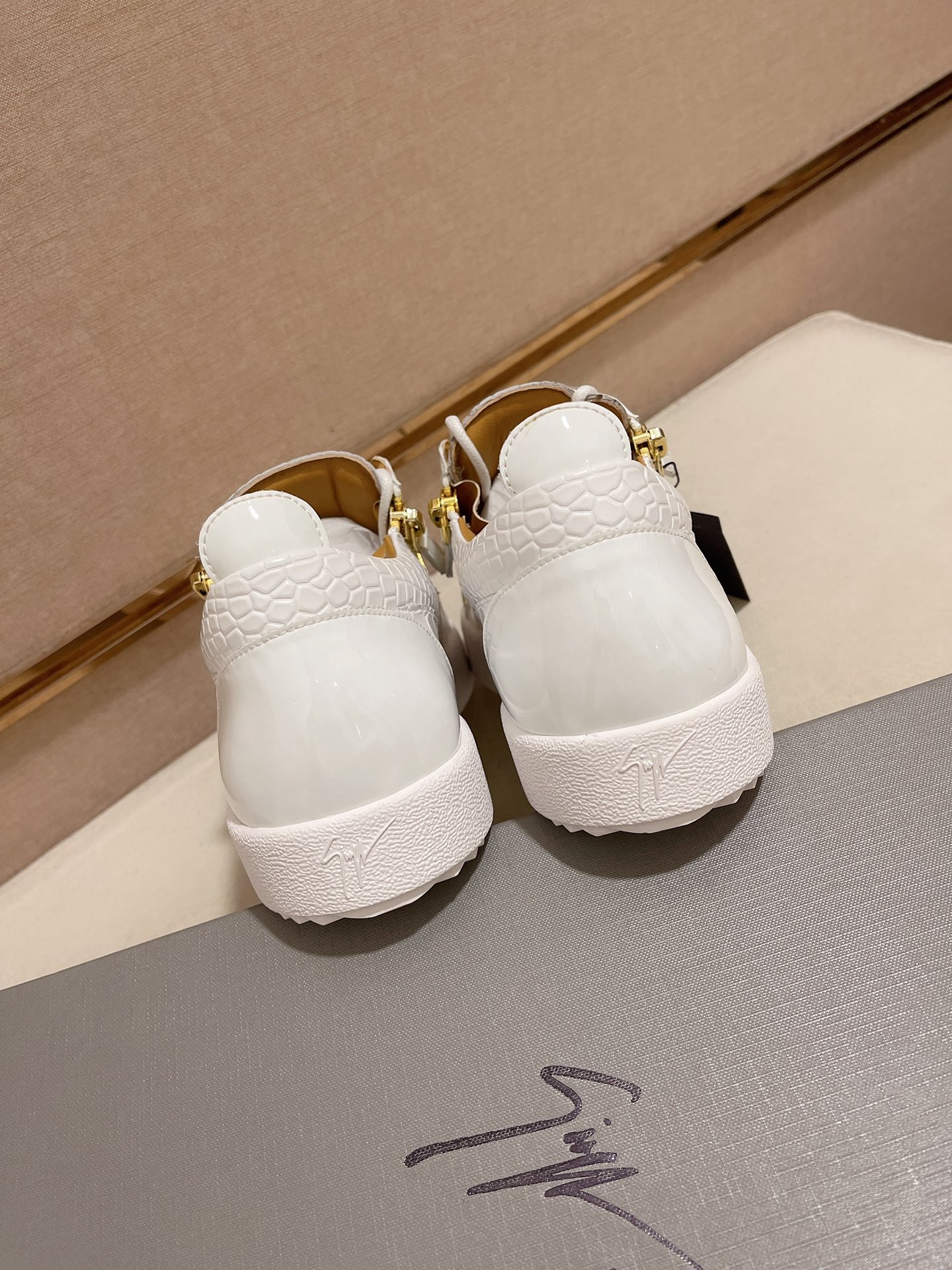 Precio de fábrica 300GIUSEPPE ZANOTTI / Giuseppe Zanotti, nacido en el famoso reino de lujo de Itali