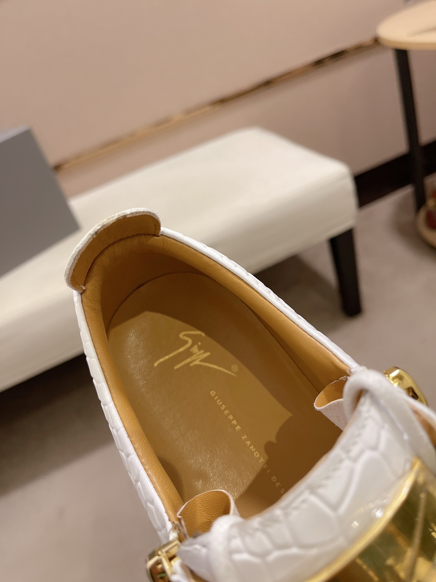Precio de fábrica 300GIUSEPPE ZANOTTI / Giuseppe Zanotti, nacido en el famoso reino de lujo de Itali