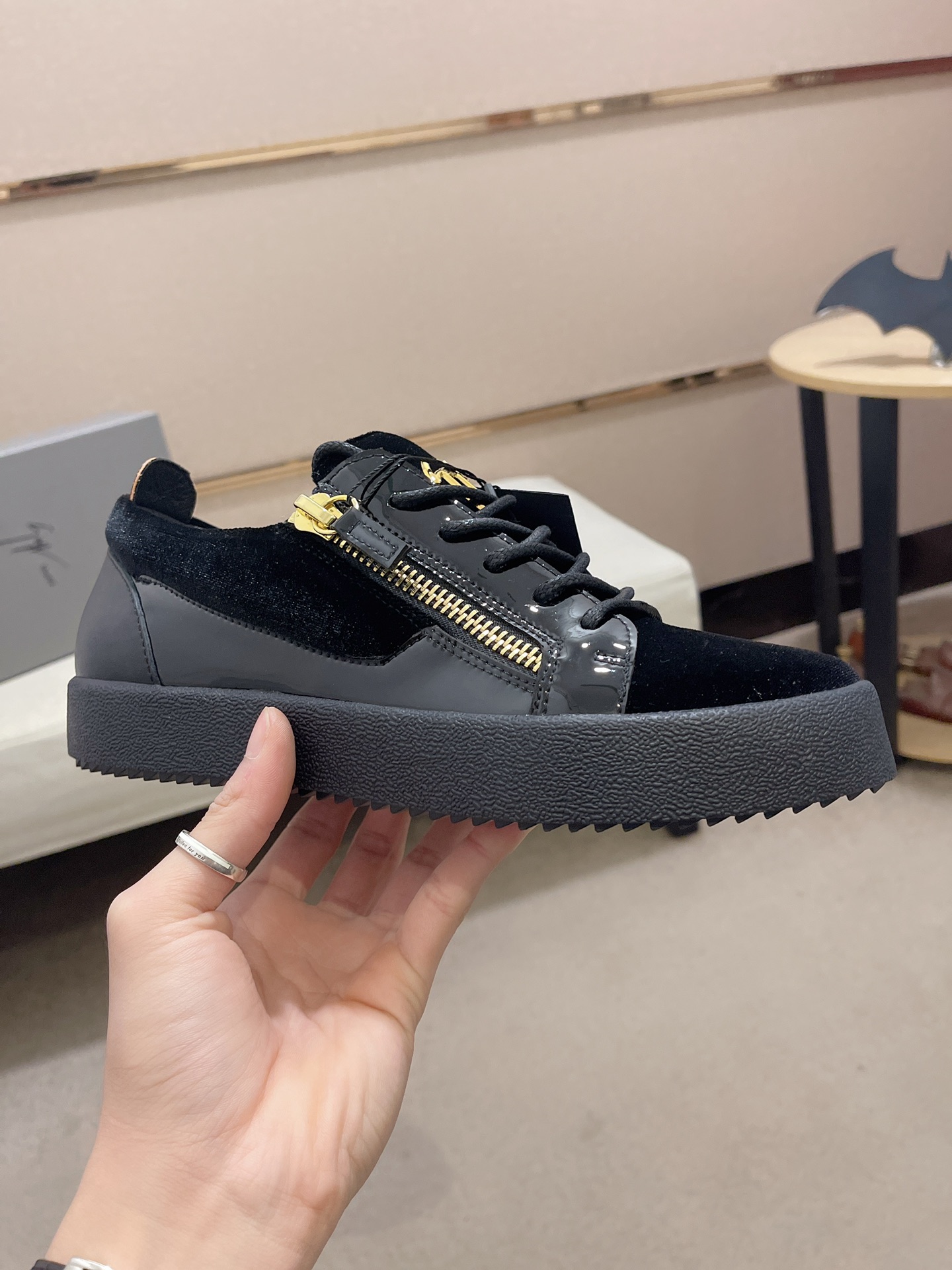 Precio de fábrica 300GIUSEPPE ZANOTTI / Giuseppe Zanotti, nacido en el famoso reino de lujo de Itali