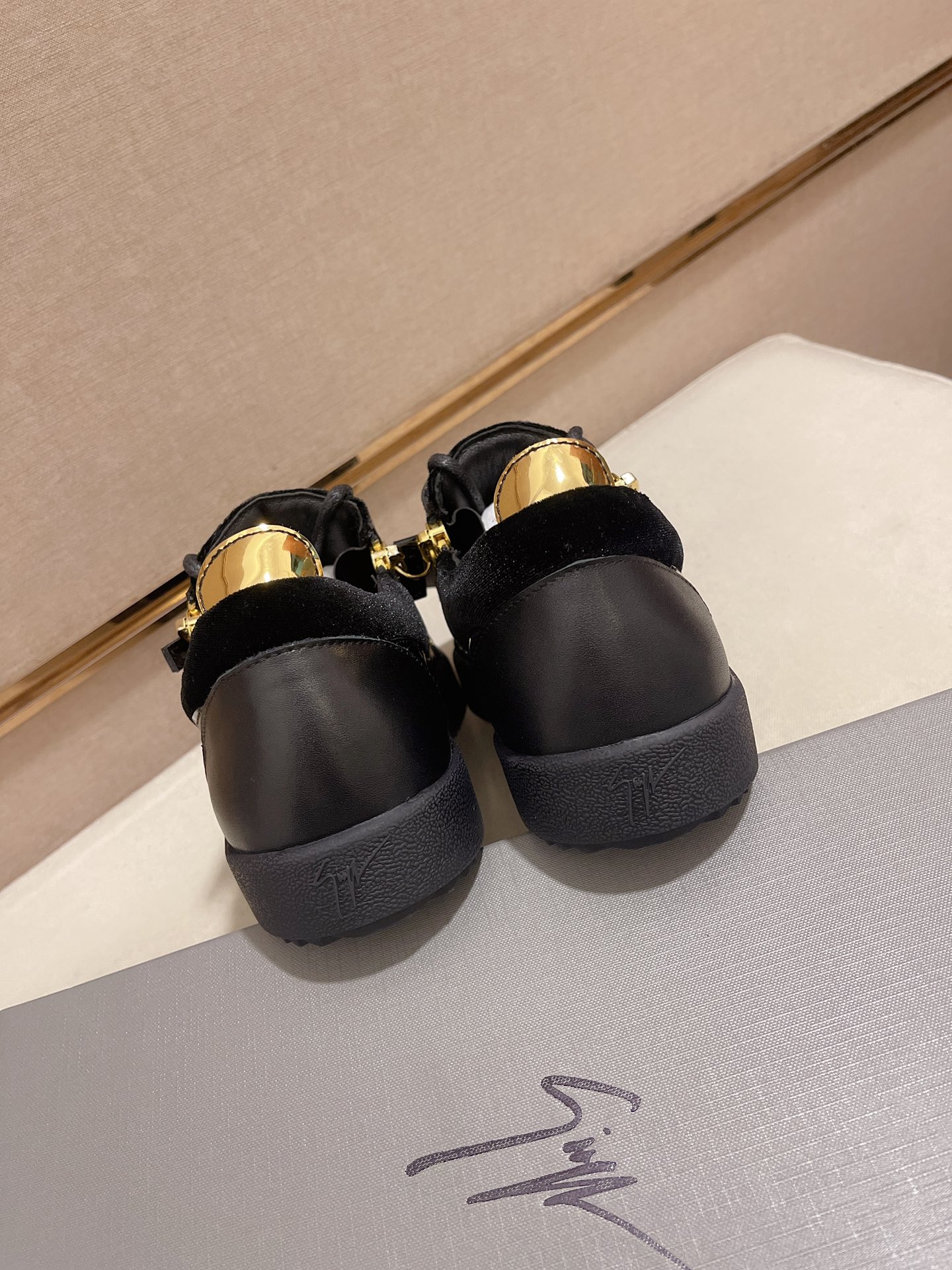 Precio de fábrica 300GIUSEPPE ZANOTTI / Giuseppe Zanotti, nacido en el famoso reino de lujo de Itali