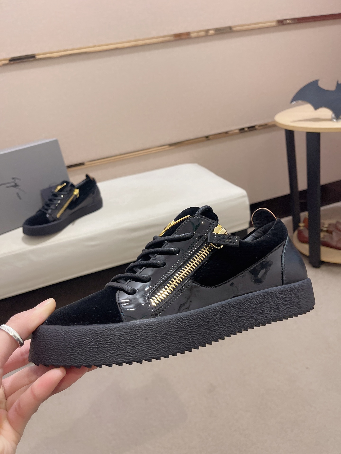 Precio de fábrica 300GIUSEPPE ZANOTTI / Giuseppe Zanotti, nacido en el famoso reino de lujo de Itali