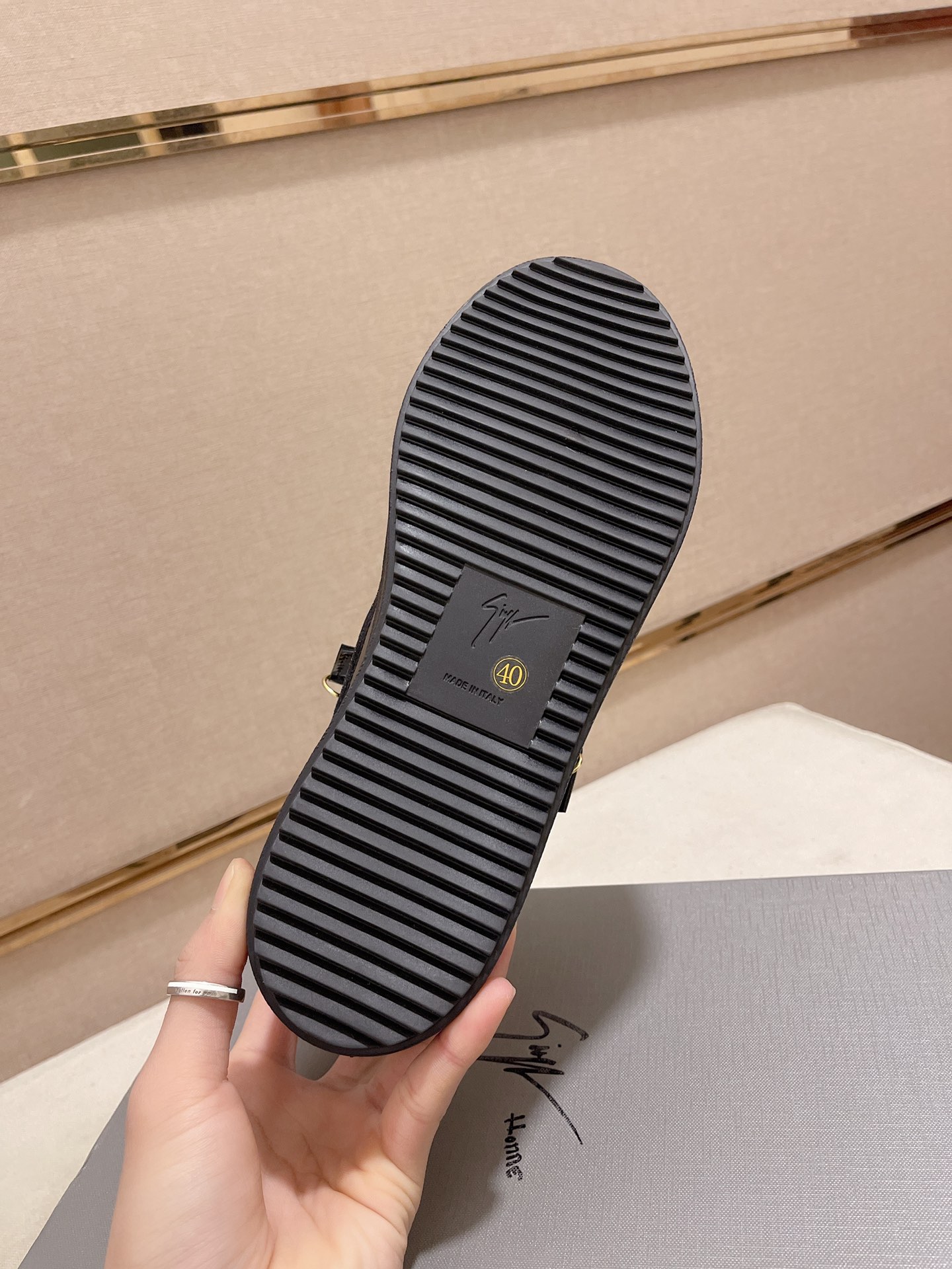 Precio de fábrica 300GIUSEPPE ZANOTTI / Giuseppe Zanotti, nacido en el famoso reino de lujo de Itali