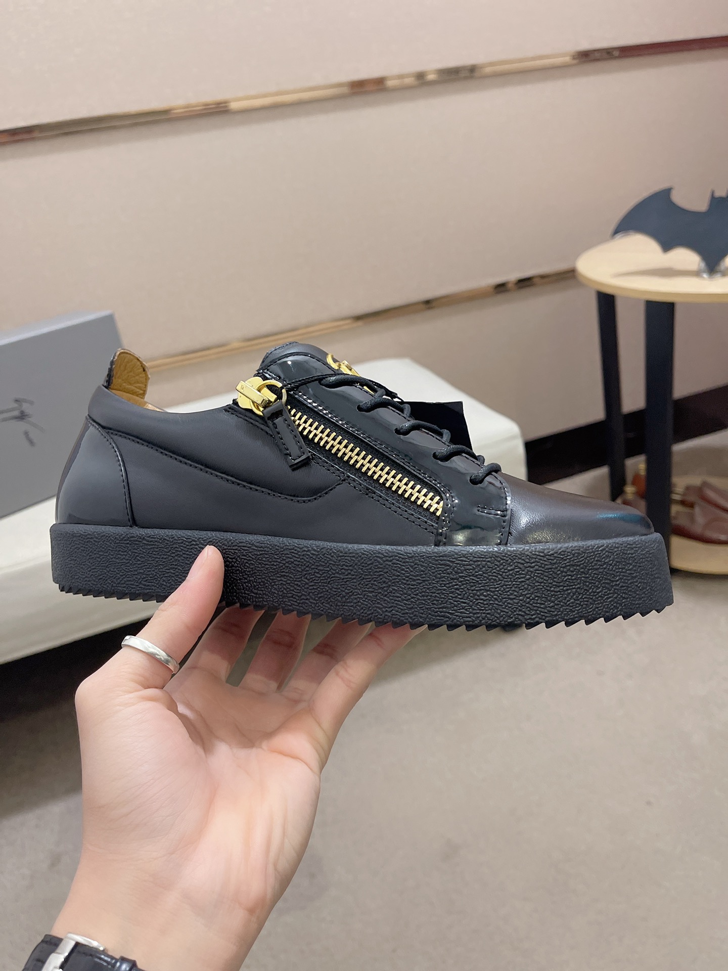 Precio de fábrica 300GIUSEPPE ZANOTTI / Giuseppe Zanotti, nacido en el famoso reino de lujo de Itali