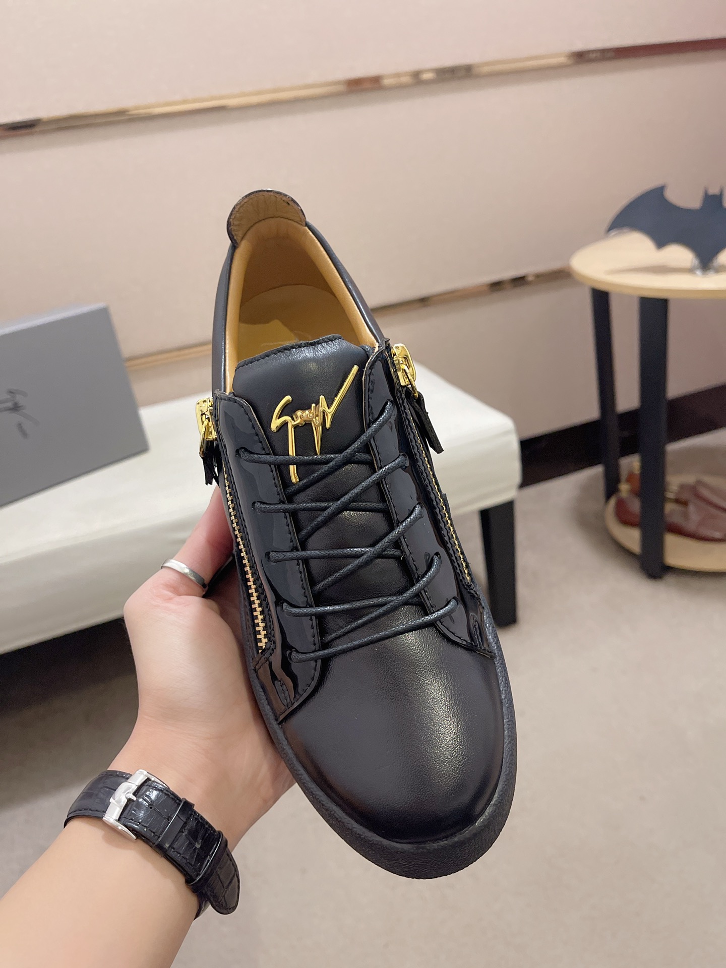 Precio de fábrica 300GIUSEPPE ZANOTTI / Giuseppe Zanotti, nacido en el famoso reino de lujo de Itali