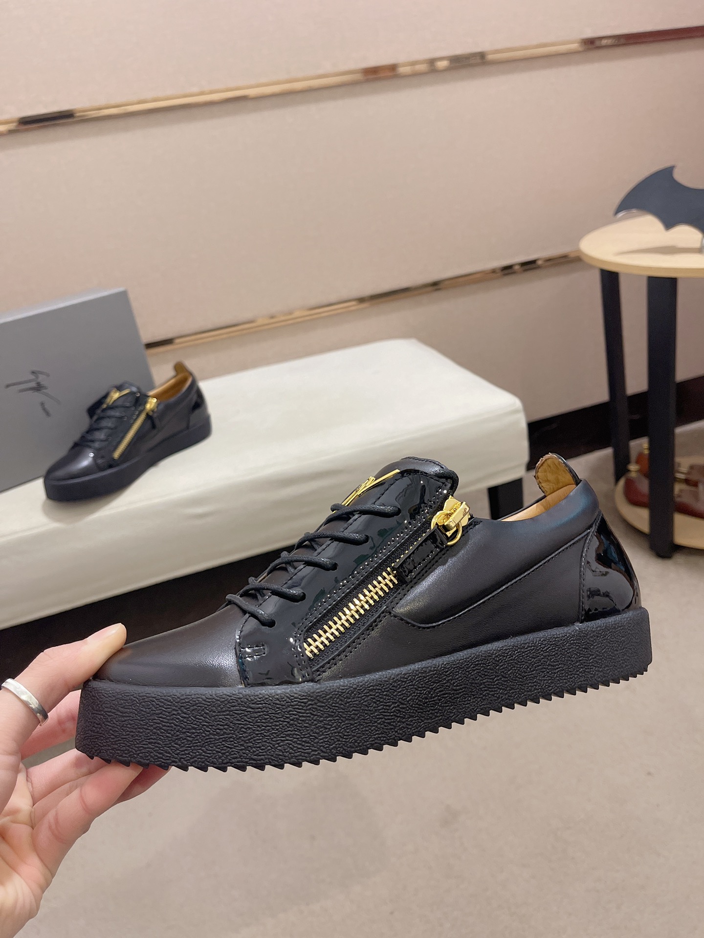 Precio de fábrica 300GIUSEPPE ZANOTTI / Giuseppe Zanotti, nacido en el famoso reino de lujo de Itali