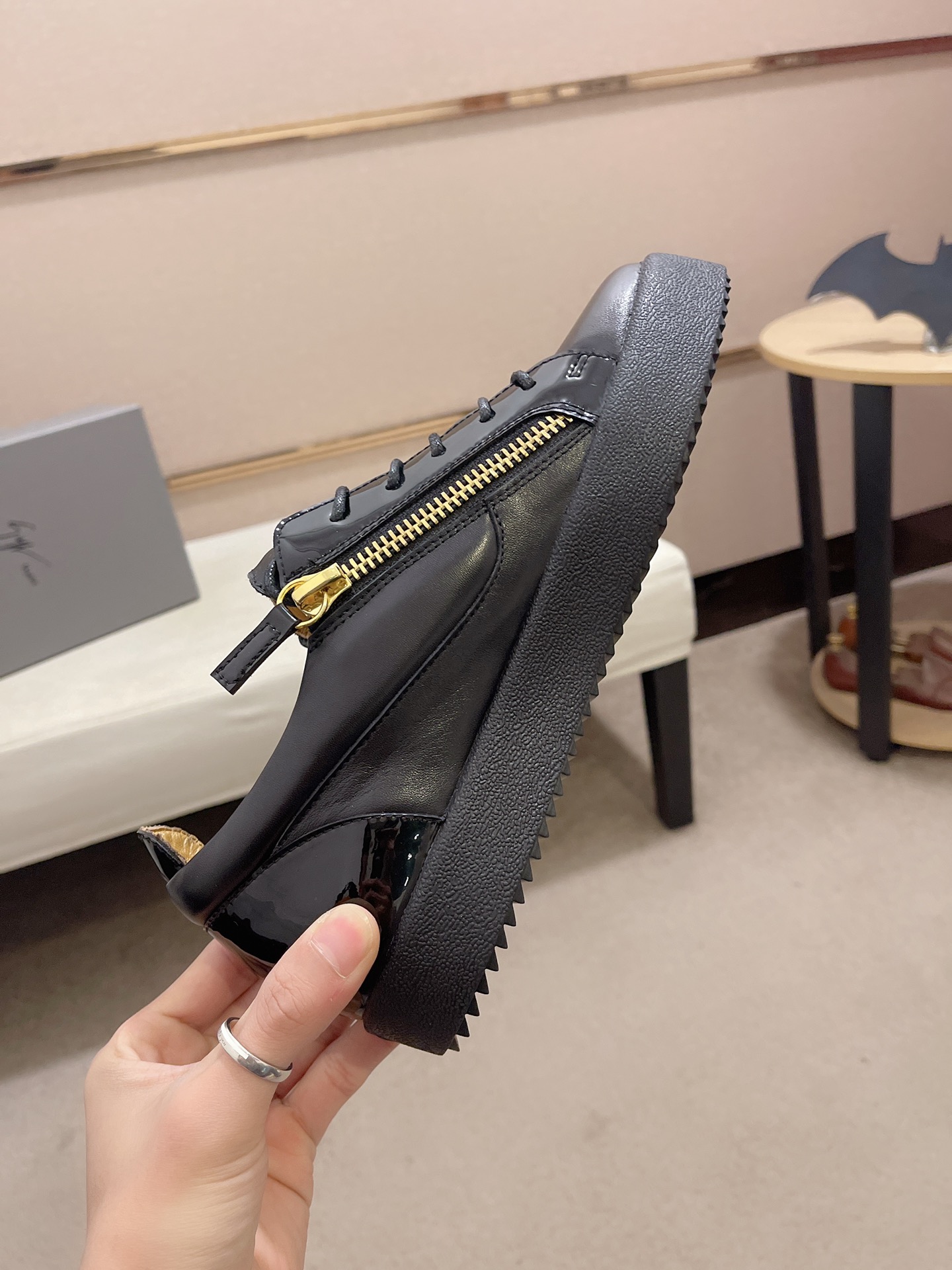 Precio de fábrica 300GIUSEPPE ZANOTTI / Giuseppe Zanotti, nacido en el famoso reino de lujo de Itali