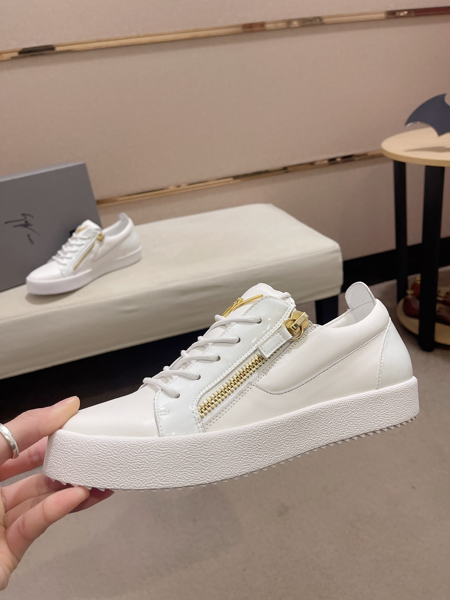 Precio de fábrica 300GIUSEPPE ZANOTTI / Giuseppe Zanotti, nacido en el famoso reino de lujo de Itali