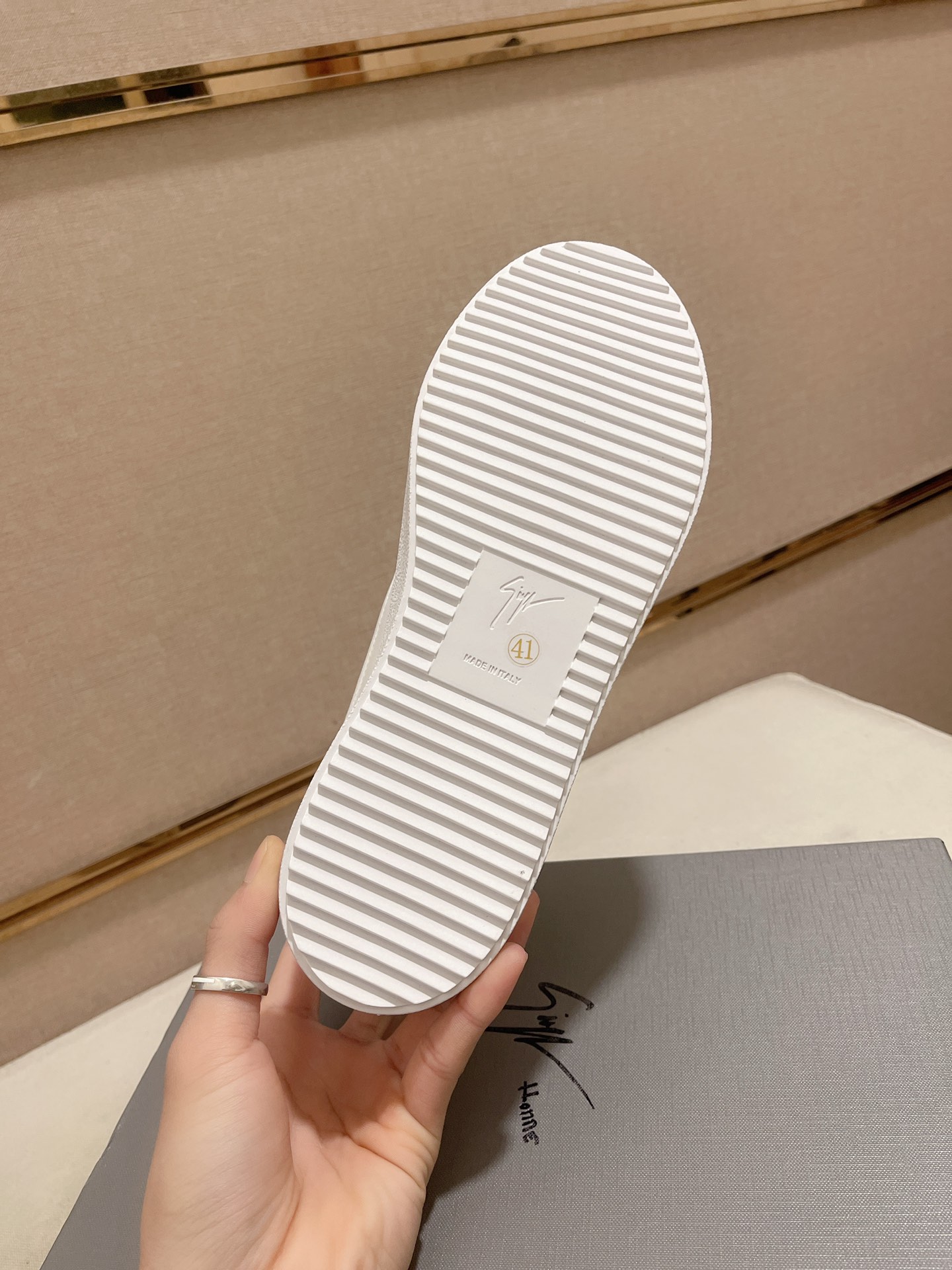 Precio de fábrica 300GIUSEPPE ZANOTTI / Giuseppe Zanotti, nacido en el famoso reino de lujo de Itali