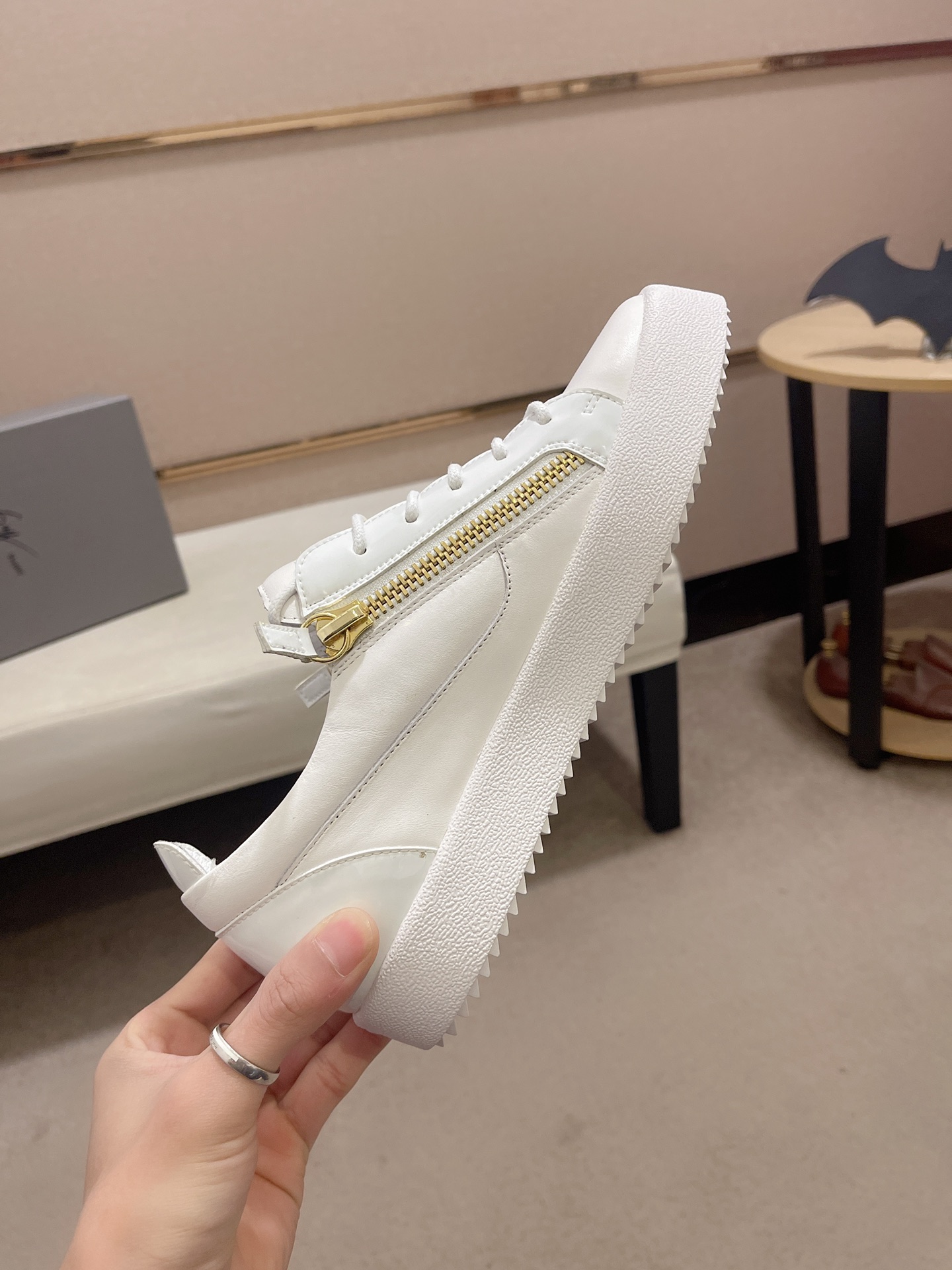 Precio de fábrica 300GIUSEPPE ZANOTTI / Giuseppe Zanotti, nacido en el famoso reino de lujo de Itali